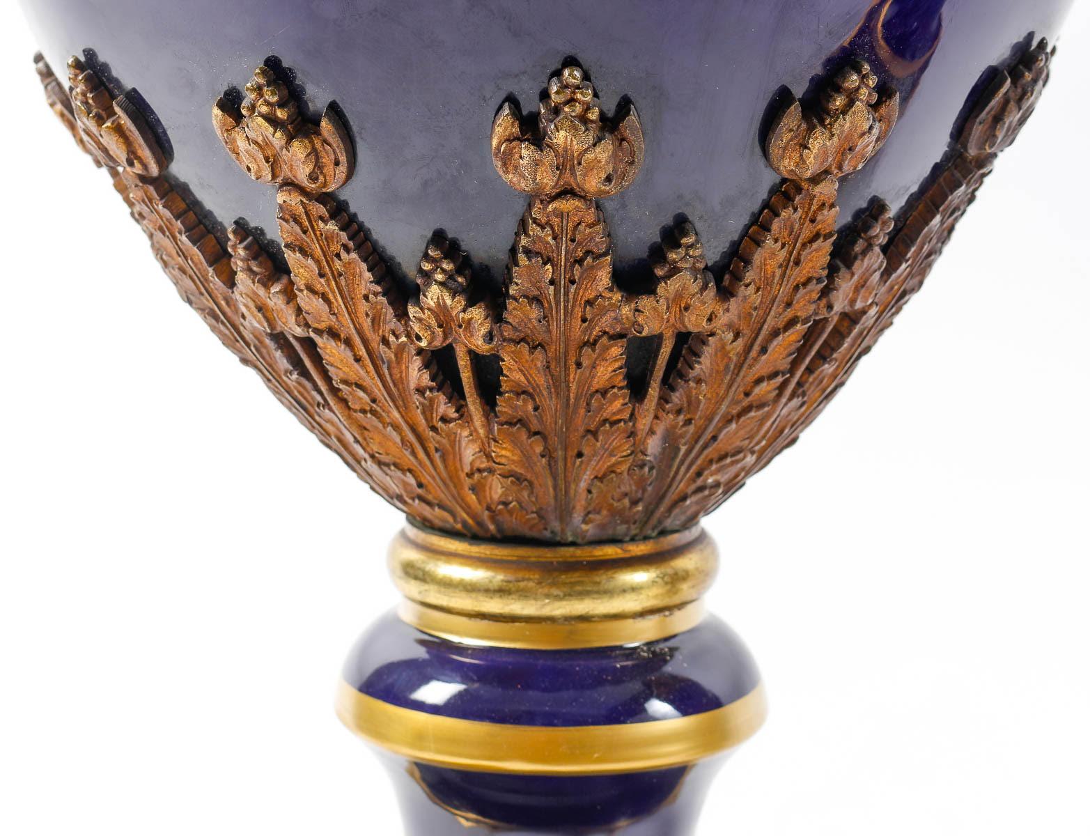 Großes Paar Sèvres-Porzellan-Vasen mit Deckel. (19. Jahrhundert) im Angebot