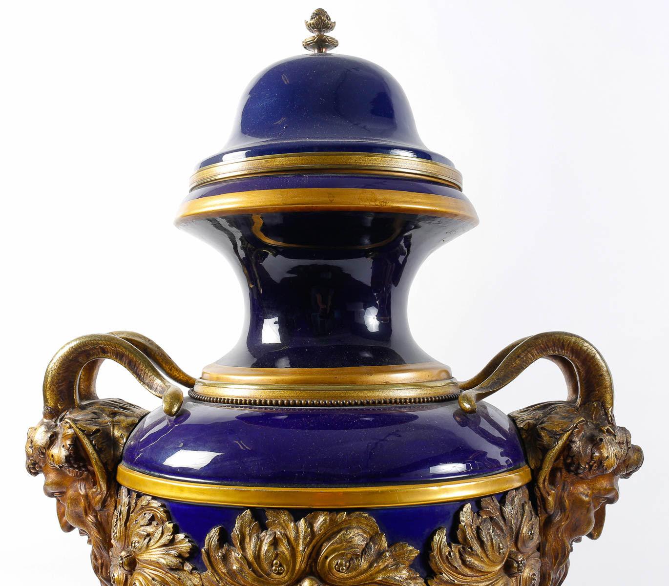 Großes Paar Sèvres-Porzellan-Vasen mit Deckel. im Angebot 1