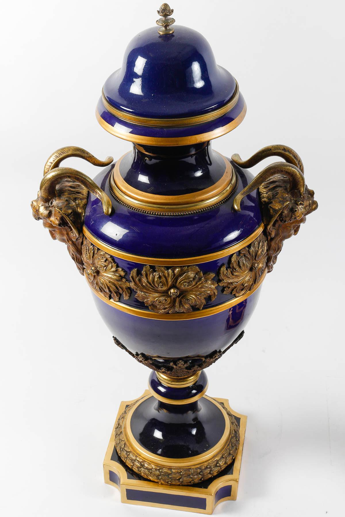 Großes Paar Sèvres-Porzellan-Vasen mit Deckel. im Angebot 2