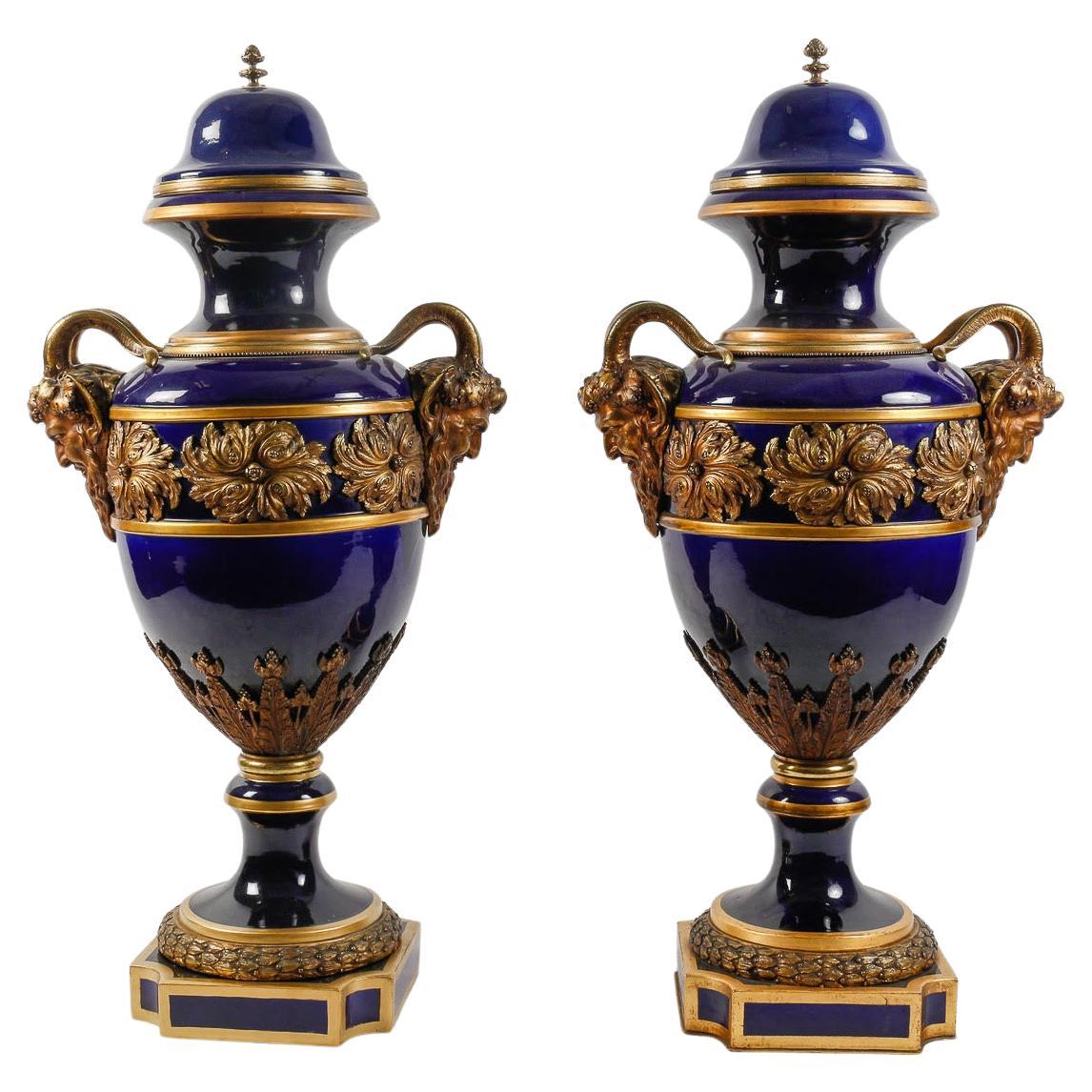 Großes Paar Sèvres-Porzellan-Vasen mit Deckel. im Angebot