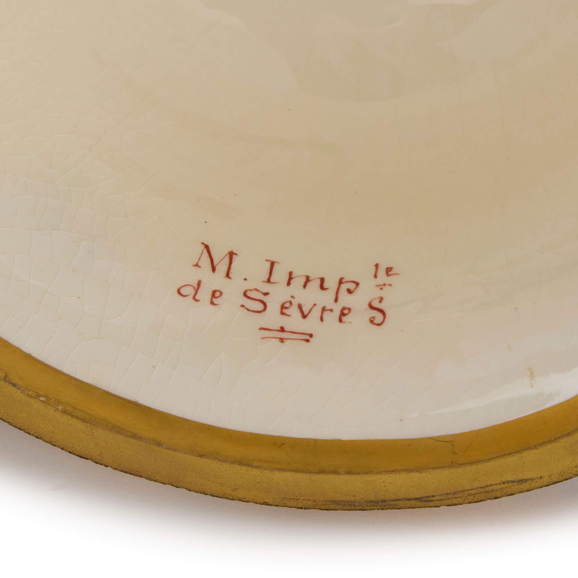 Grande paire de vases napoléoniens en porcelaine de Sèvres avec montures en bronze doré en vente 4