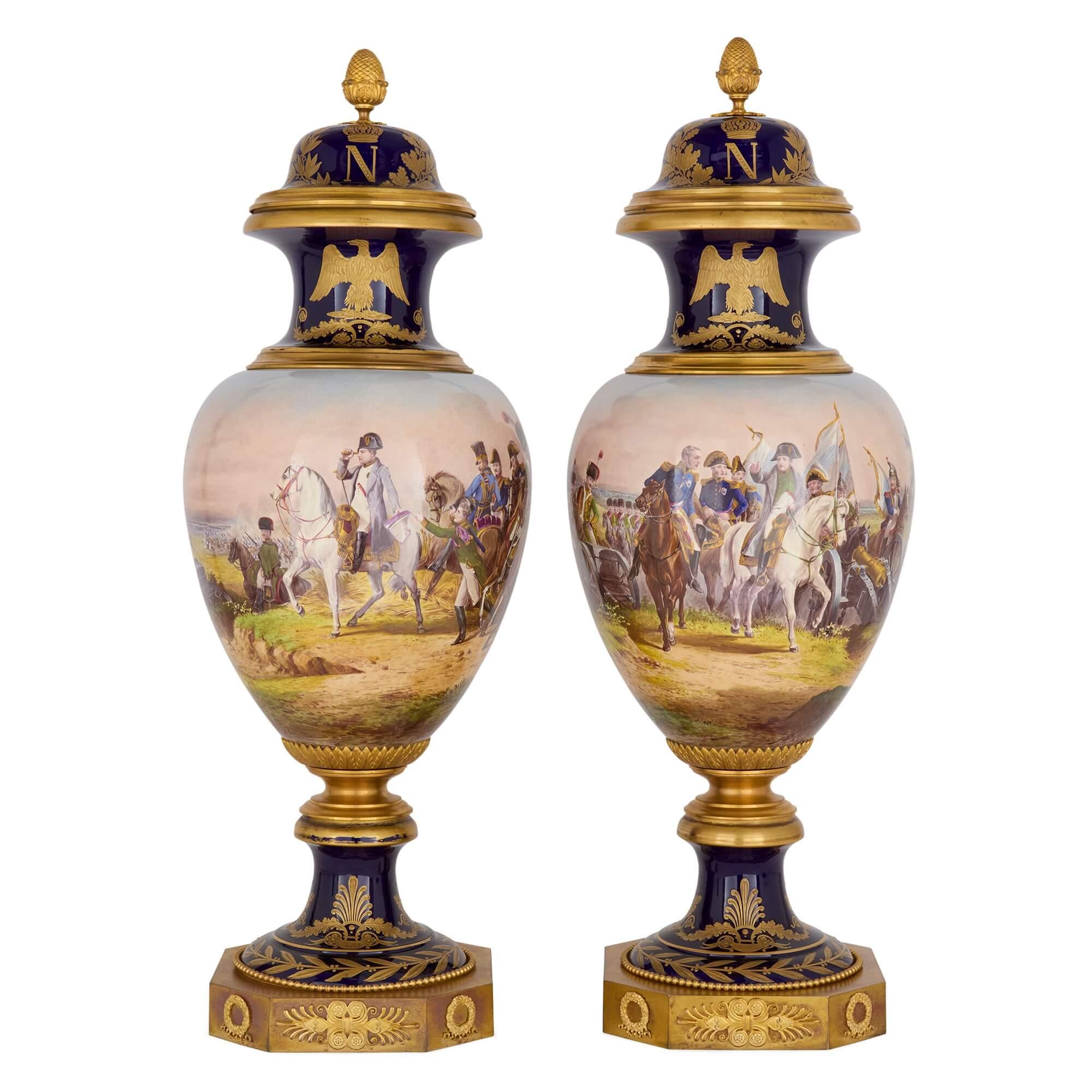 Grande paire de vases napoléoniens en porcelaine de style Sèvres avec montures en bronze doré
Français, fin du 19e siècle
Hauteur 96 cm, diamètre 33 cm

D'une hauteur d'un peu moins d'un mètre, ces impressionnants vases sont décorés de scènes de la