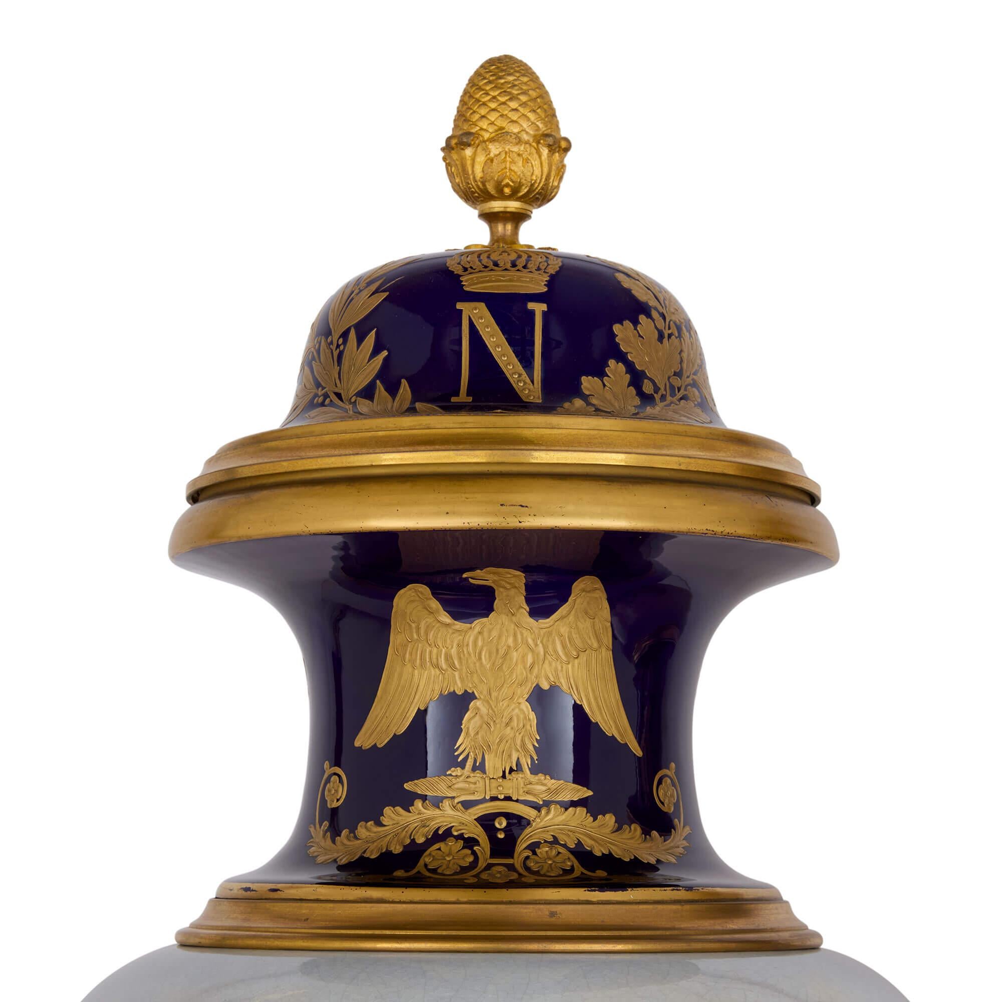 Doré Grande paire de vases napoléoniens en porcelaine de Sèvres avec montures en bronze doré en vente