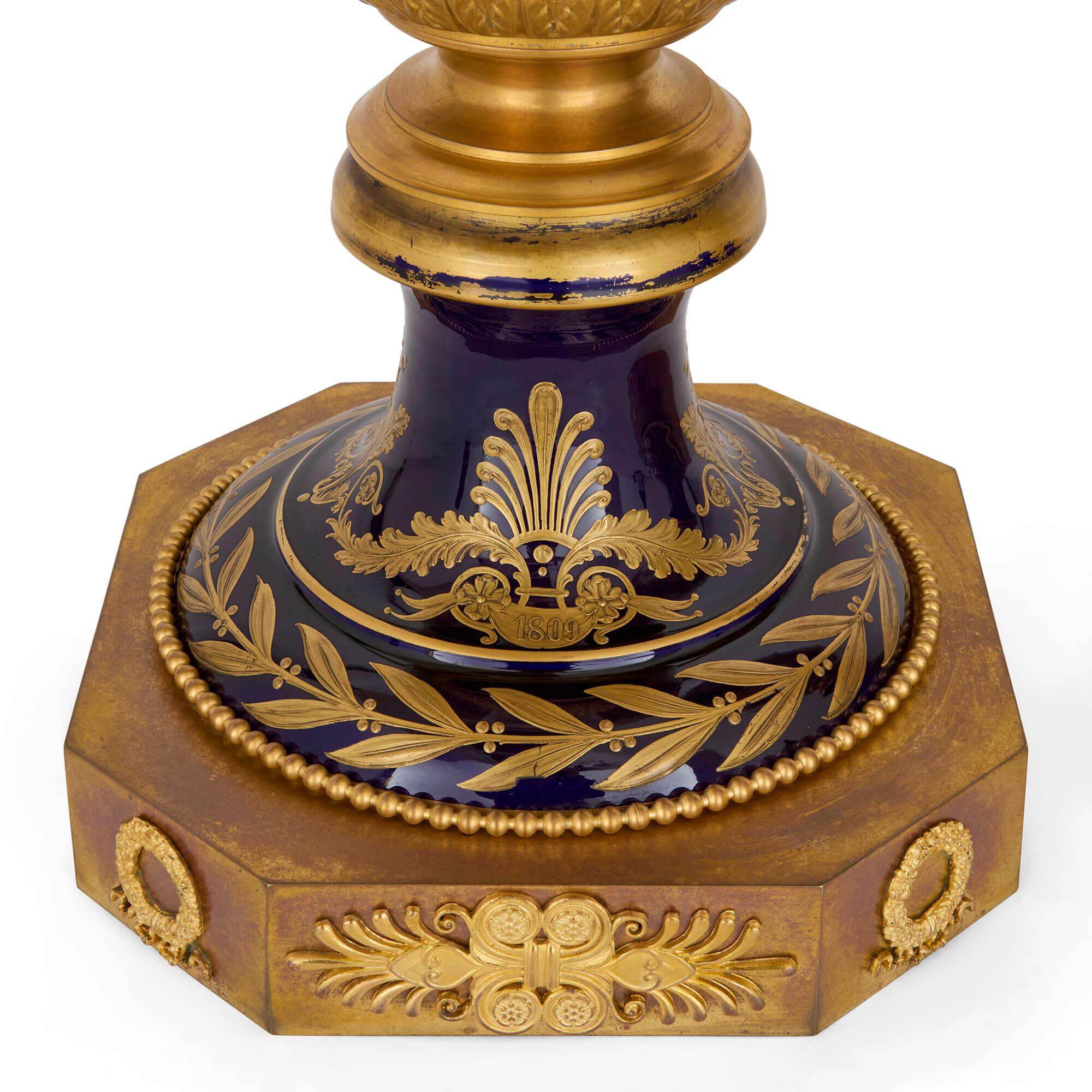 Grande paire de vases napoléoniens en porcelaine de Sèvres avec montures en bronze doré Bon état - En vente à London, GB