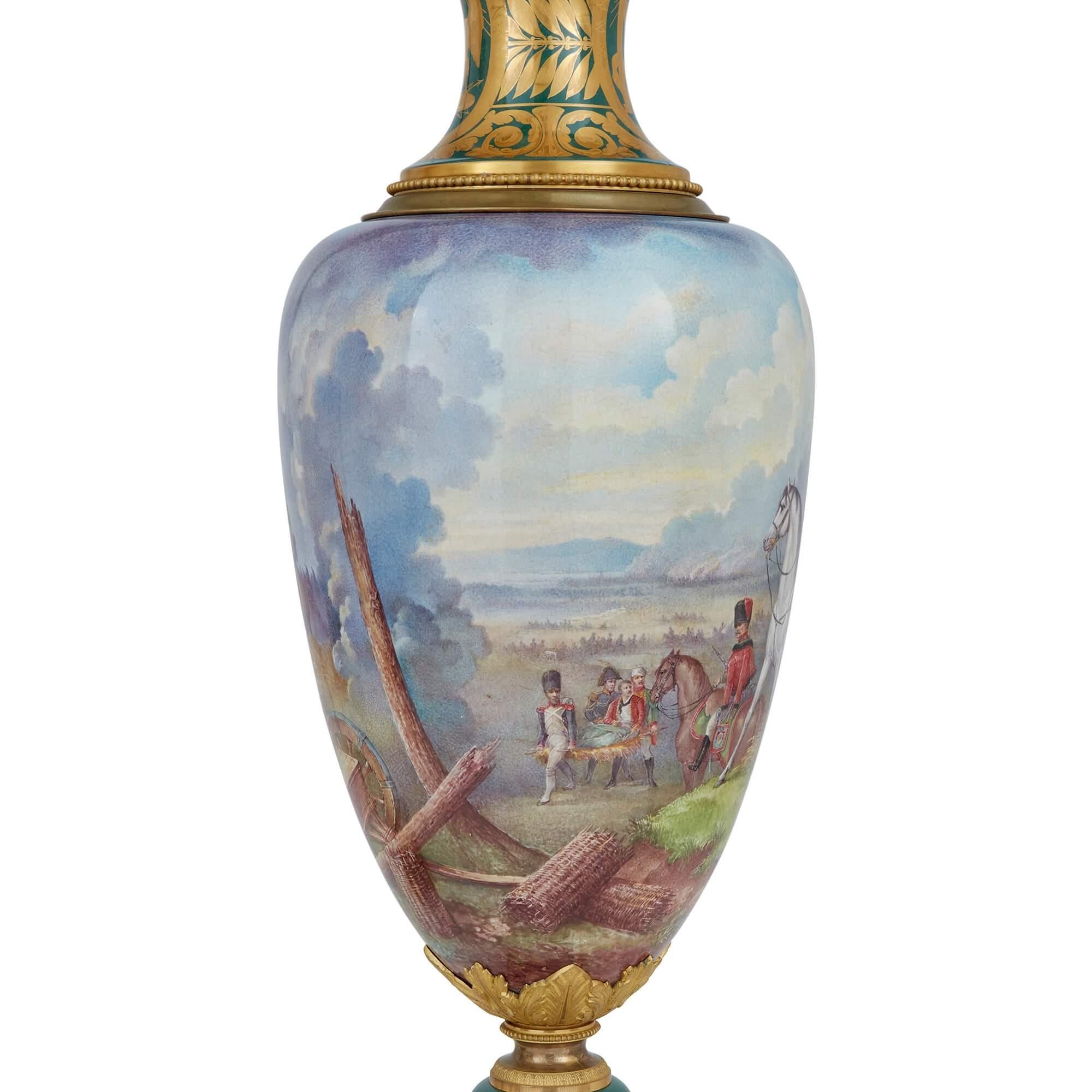 Grande coppia di vasi in porcellana in stile Sèvres con scene napoleoniche in vendita 3