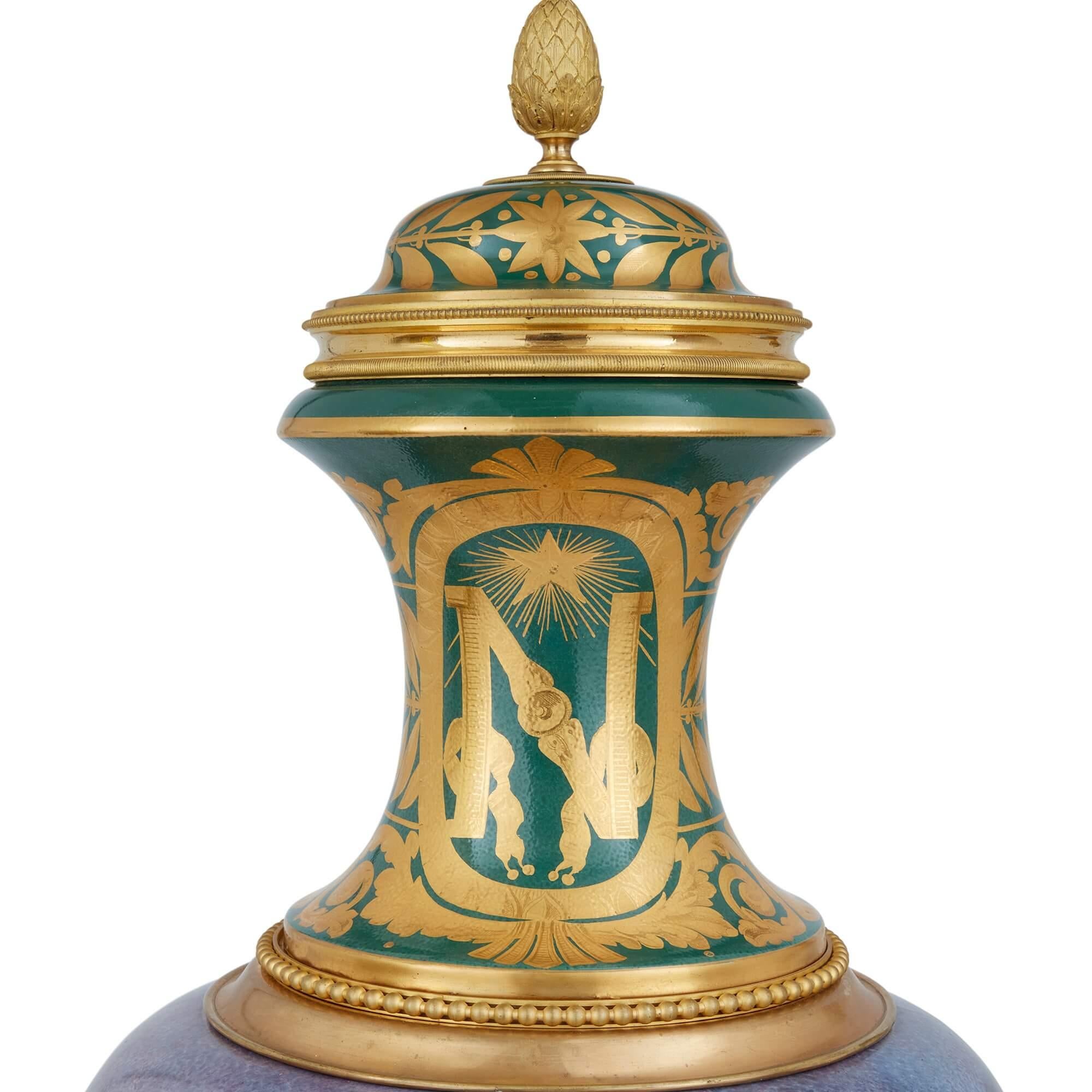 Grande coppia di vasi in porcellana in stile Sèvres con scene napoleoniche in vendita 4