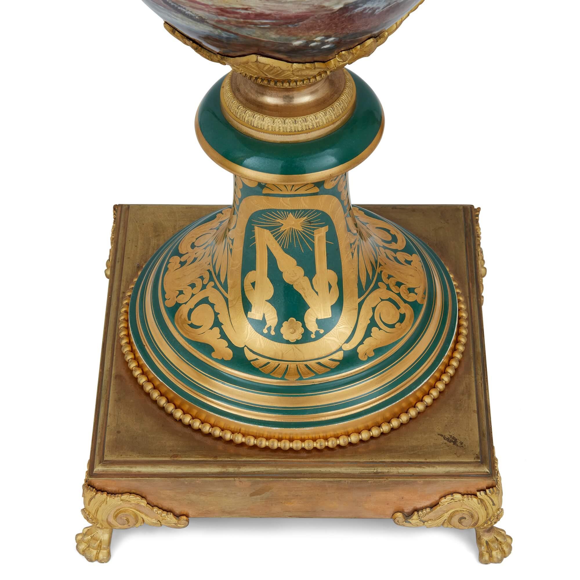 Grande coppia di vasi in porcellana in stile Sèvres con scene napoleoniche in vendita 5