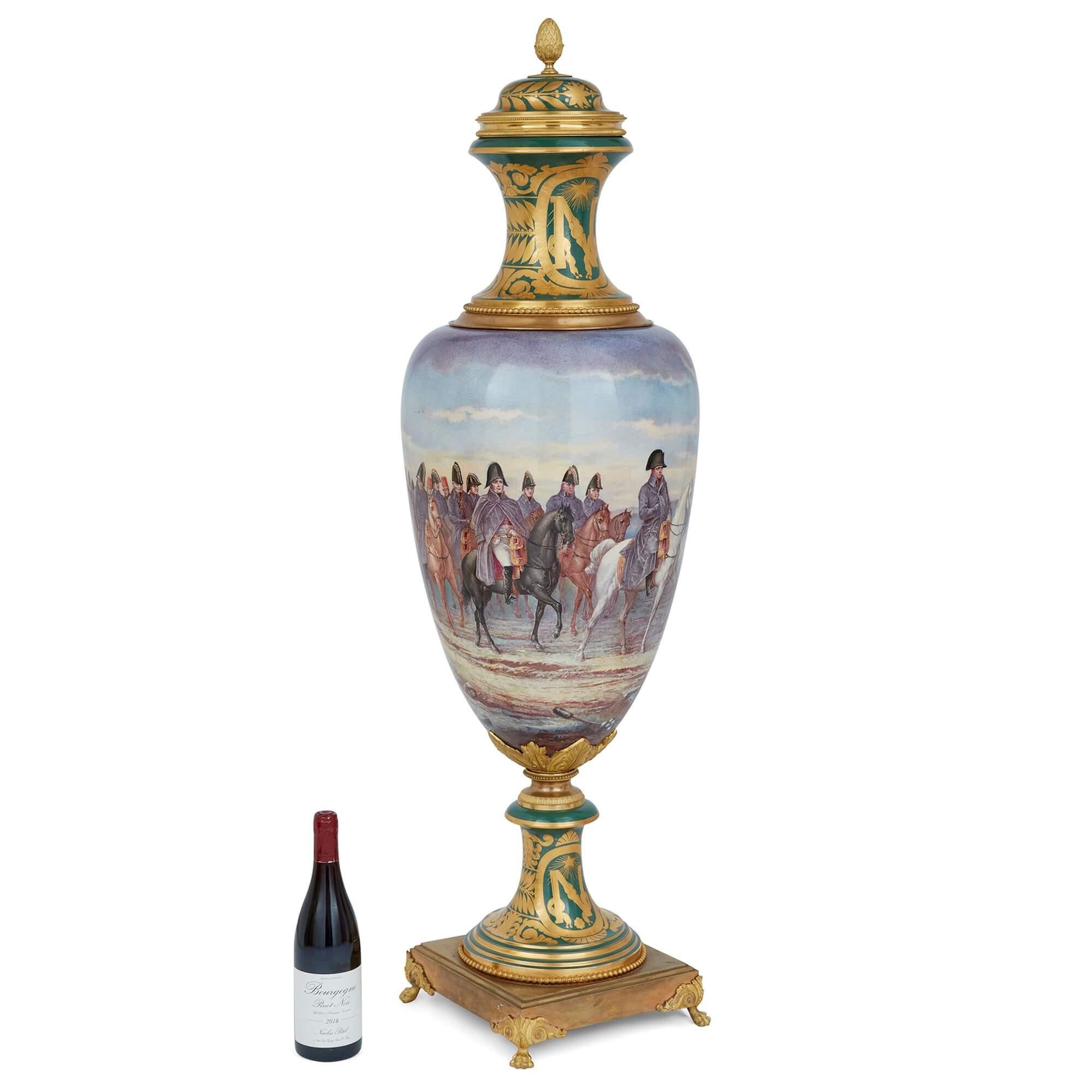 Grande coppia di vasi in porcellana in stile Sèvres con scene napoleoniche in vendita 8