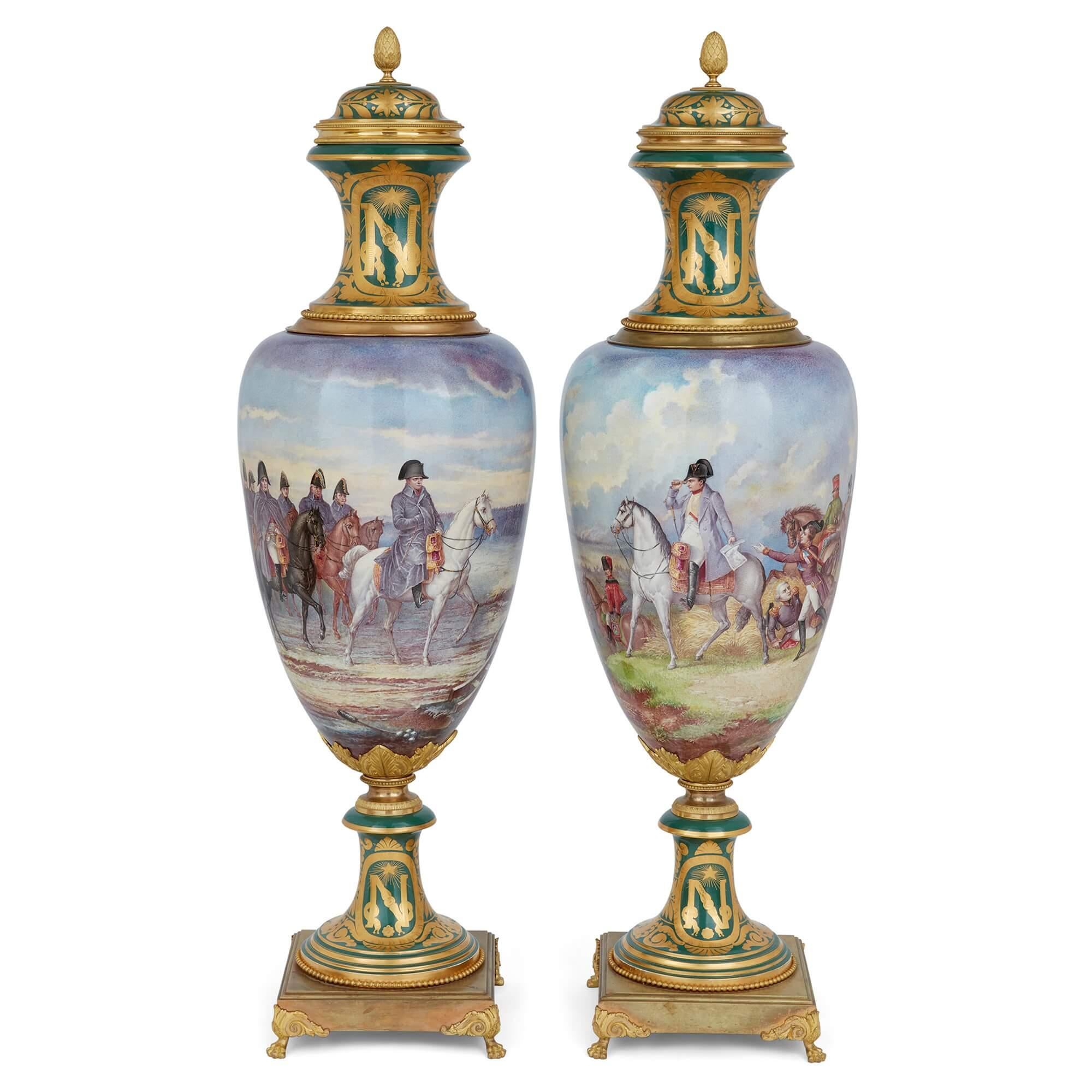 Grande coppia di vasi in porcellana in stile Sèvres con scene napoleoniche
Francese, fine del XIX secolo
Altezza 123 cm, diametro 40 cm

Alti più di un metro, questi imponenti vasi a balaustro sono dipinti con scene di vittoria napoleonica.

I vasi