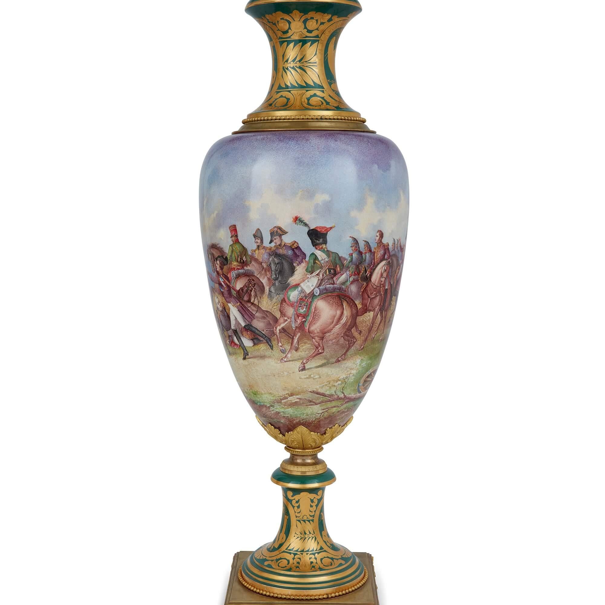 Grande coppia di vasi in porcellana in stile Sèvres con scene napoleoniche In condizioni buone in vendita a London, GB