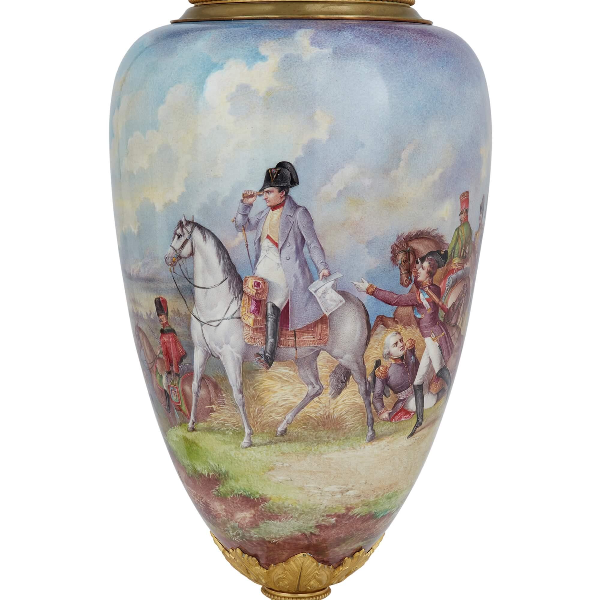 Grande coppia di vasi in porcellana in stile Sèvres con scene napoleoniche in vendita 1