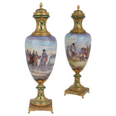 Gran pareja de jarrones de porcelana estilo Sèvres con escenas napoleónicas