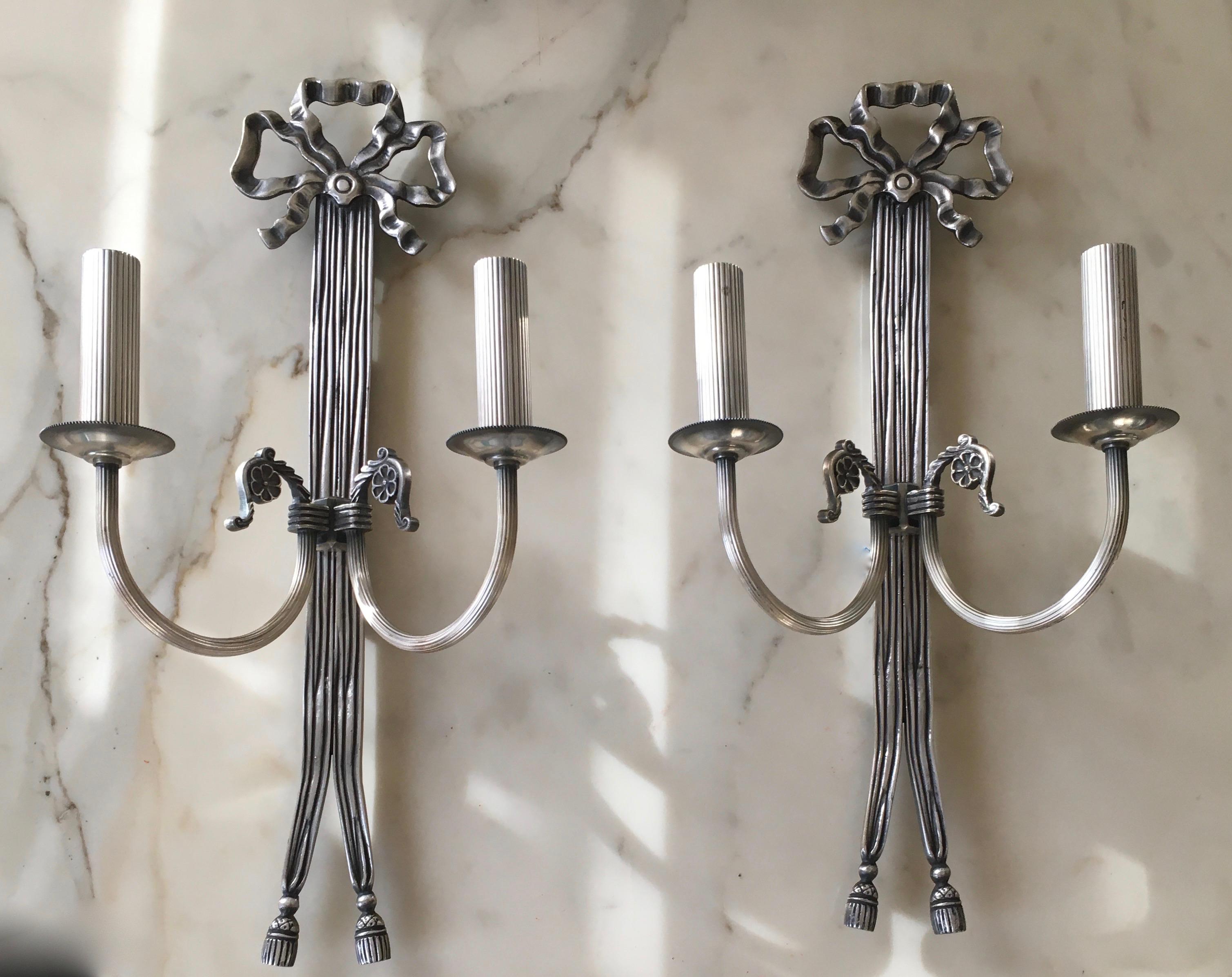 Elegant pair of silvered bronze sconces, two lights each, rewired.
Attributed to Maison Delisle-France 1960.