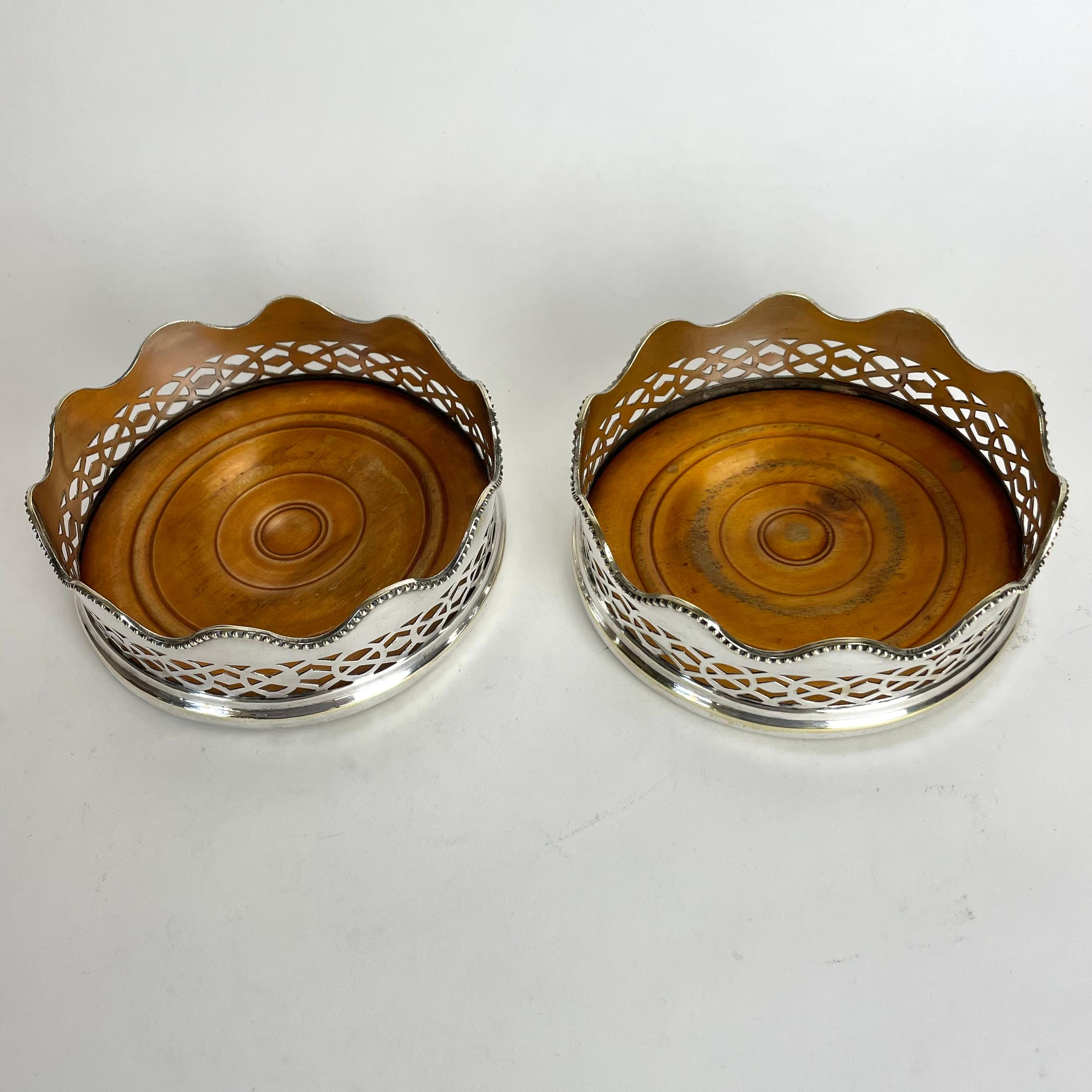 20ième siècle Grande paire de sous-verres à champagne en métal argenté du début du 20ème siècle en vente