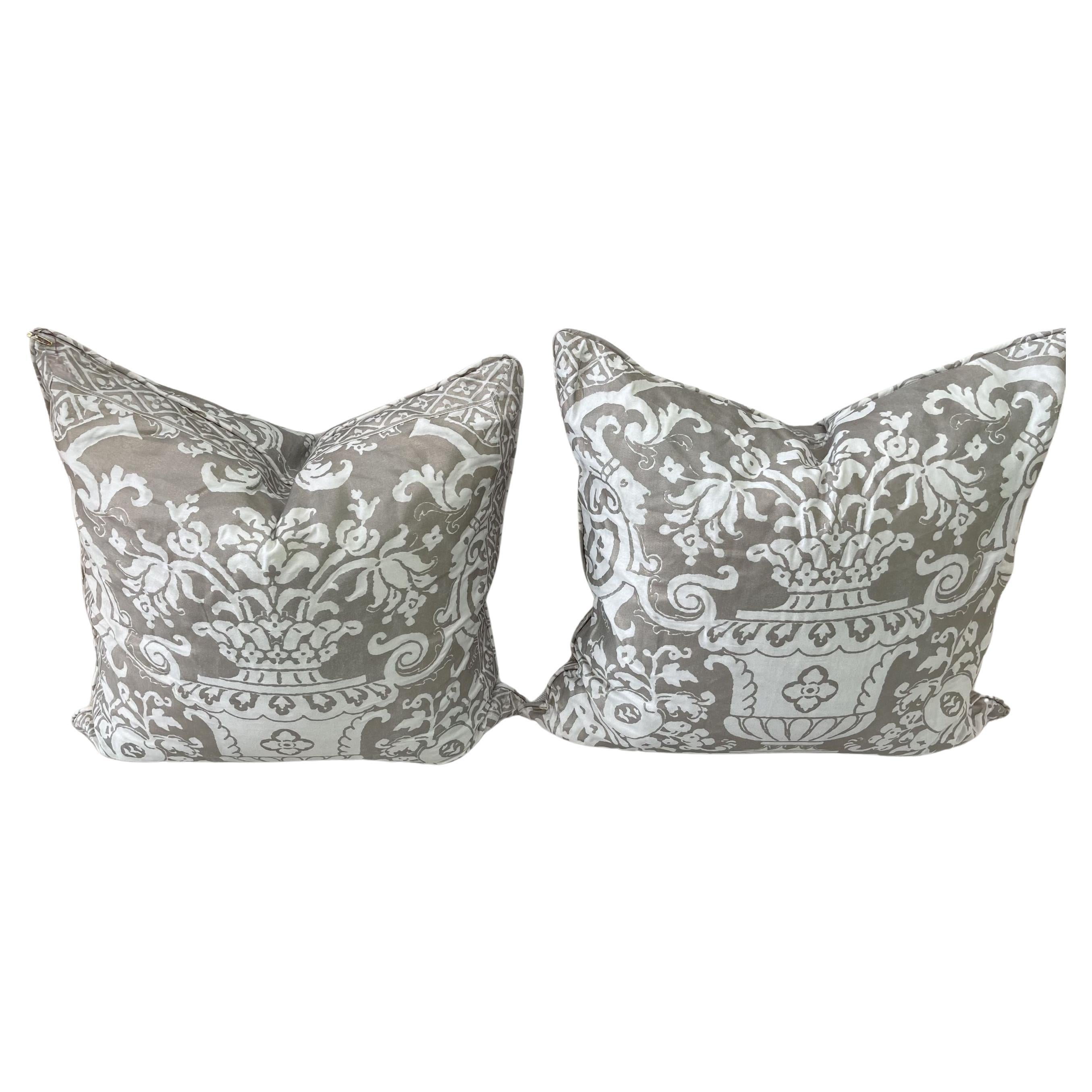Coppia decorativa di cuscini Fortuny bianchi e grigio-argento riempiti di piuma con bordo Fortuny.
Motivo 