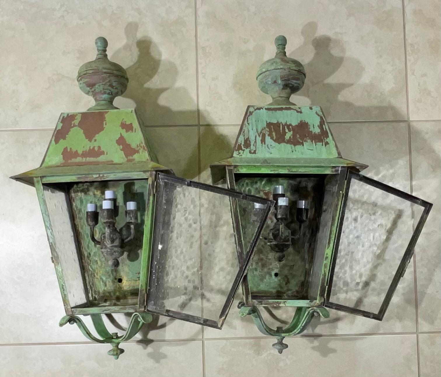 Beautiful pair of wall lantern, seeded glass, made of solid brass beautiful patina, with four 40/watt lights each lantern, suitable for wet location, great oxidization,
Decorative pair.