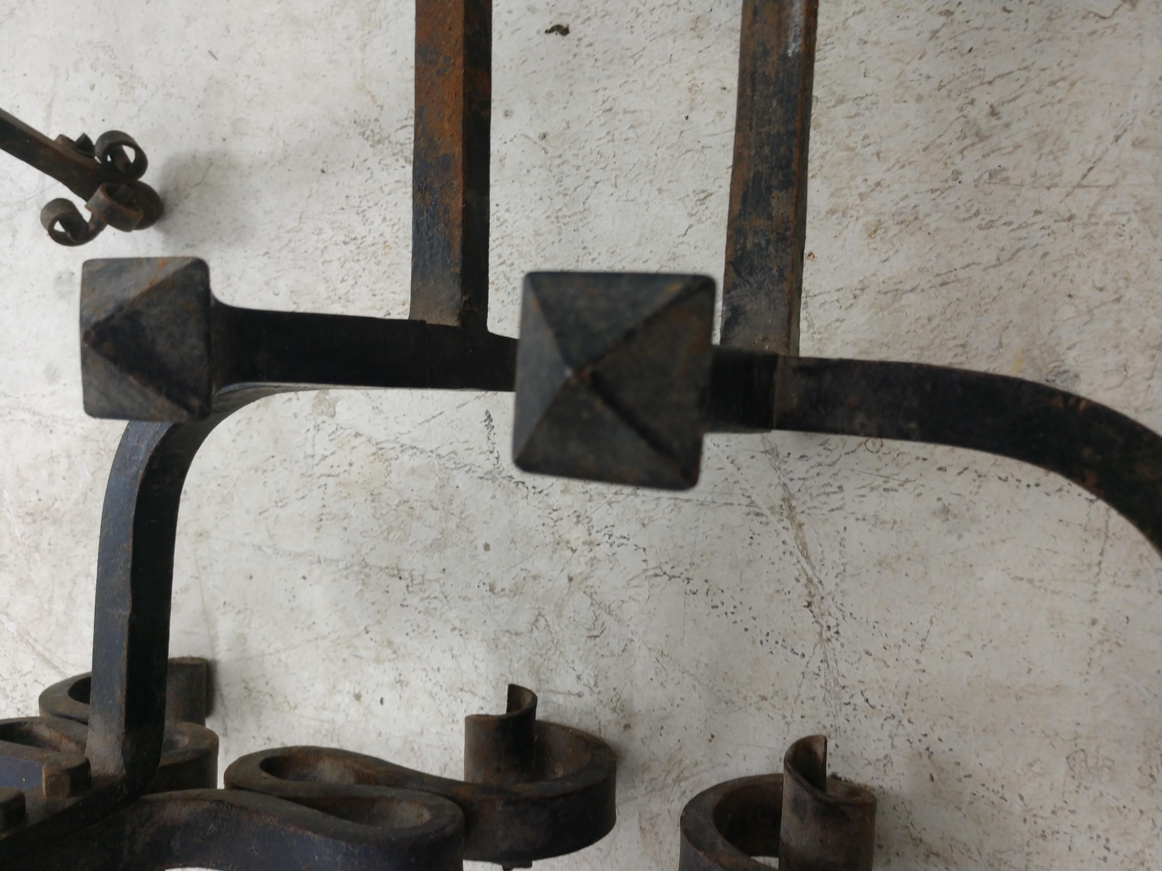 Ferro Grande coppia di androni in ferro forgiati a mano in stile missionario coloniale spagnolo in vendita