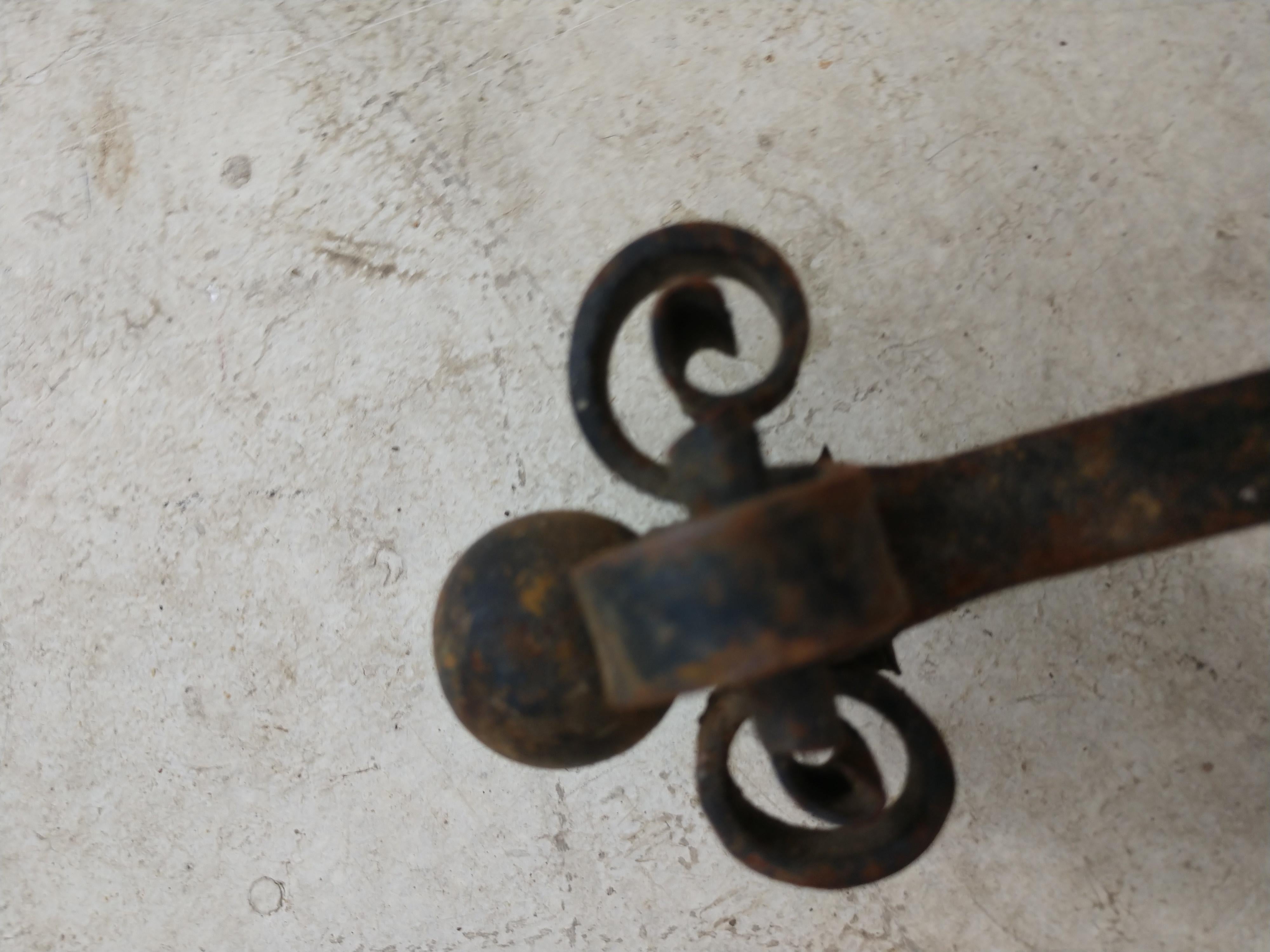 Grande coppia di androni in ferro forgiati a mano in stile missionario coloniale spagnolo in vendita 3