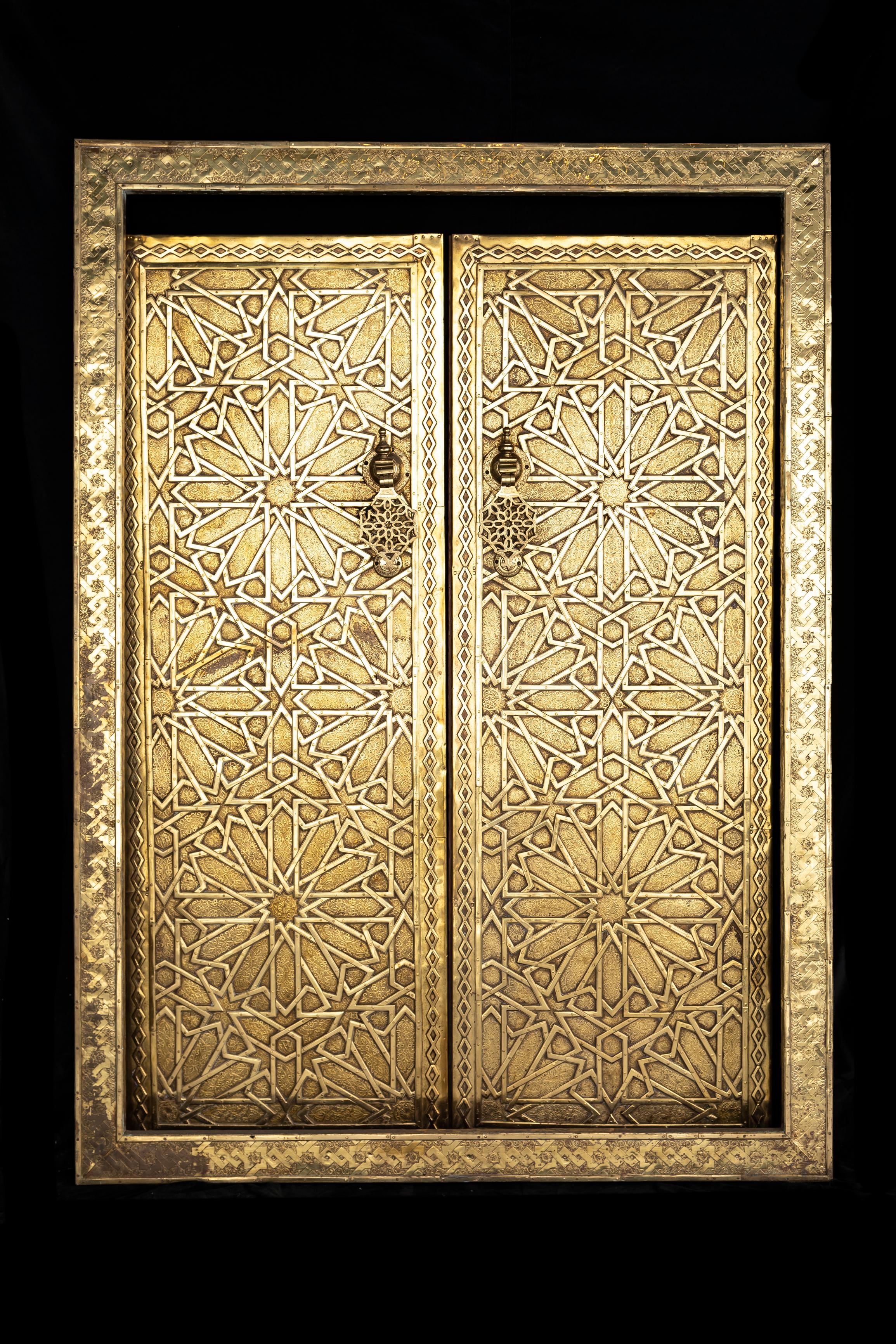 Gran Pareja de Puertas de Palacio Real con Marco de Bronce Dorado Toledo Español del Siglo XIX, Patrón Alhambra.  Este raro par de puertas españolas de bronce dorado presenta intrincados motivos de inspiración islámica, todos meticulosamente