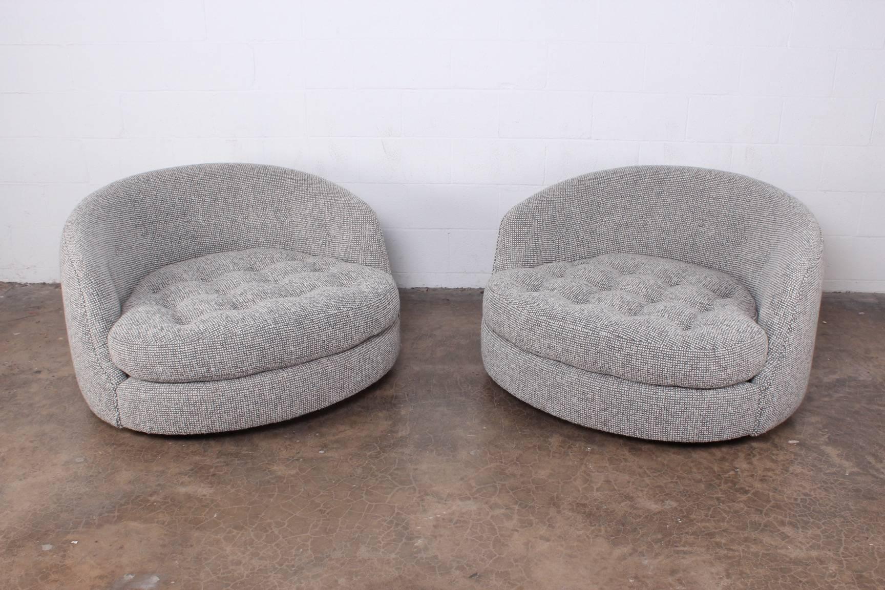 Large Pair of Swivel Chairs Designed by Milo Baughman 7