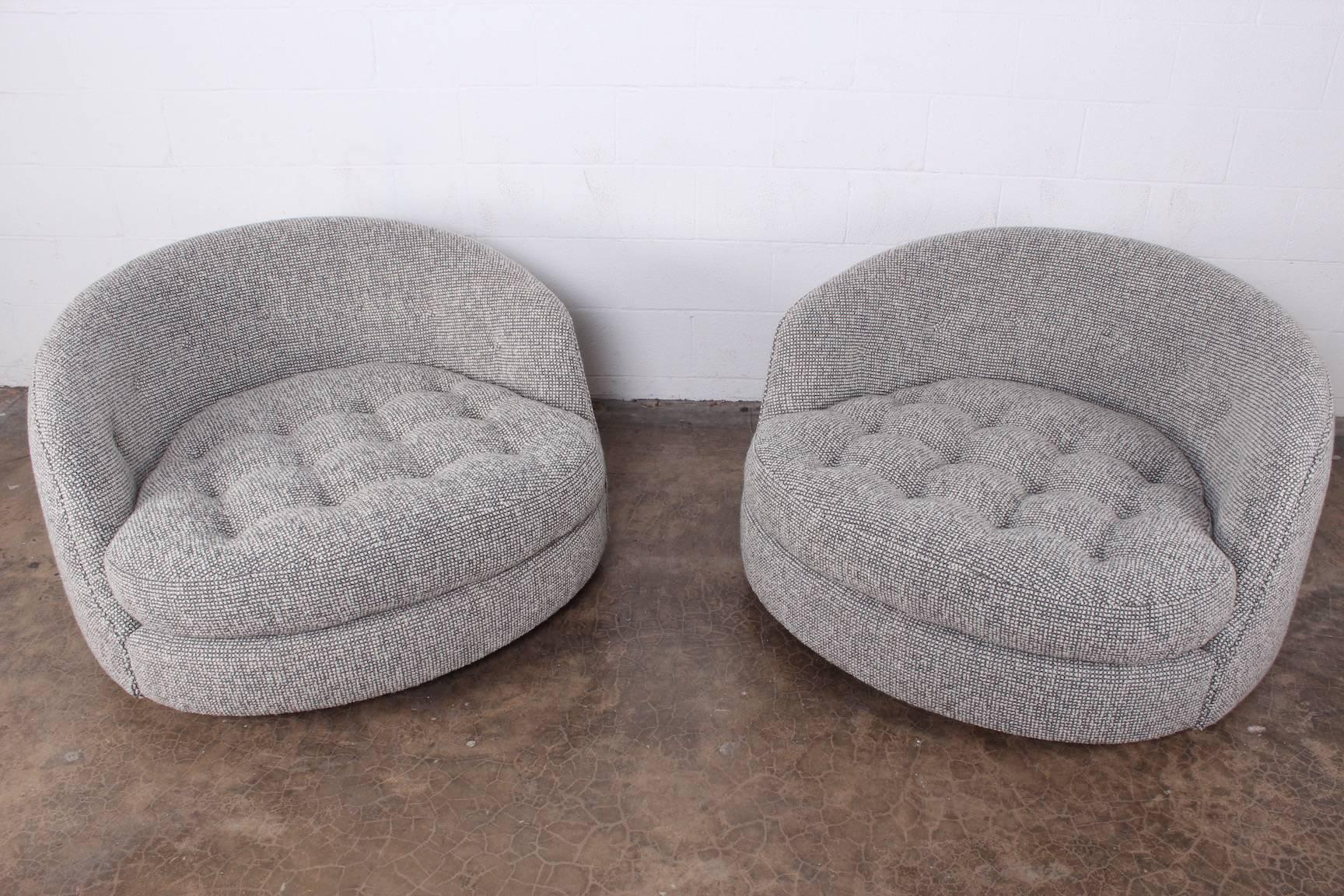 Large Pair of Swivel Chairs Designed by Milo Baughman 8