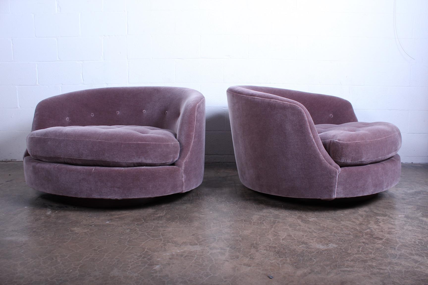 Large Pair of Swivel Chairs Designed by Milo Baughman In Good Condition In Dallas, TX