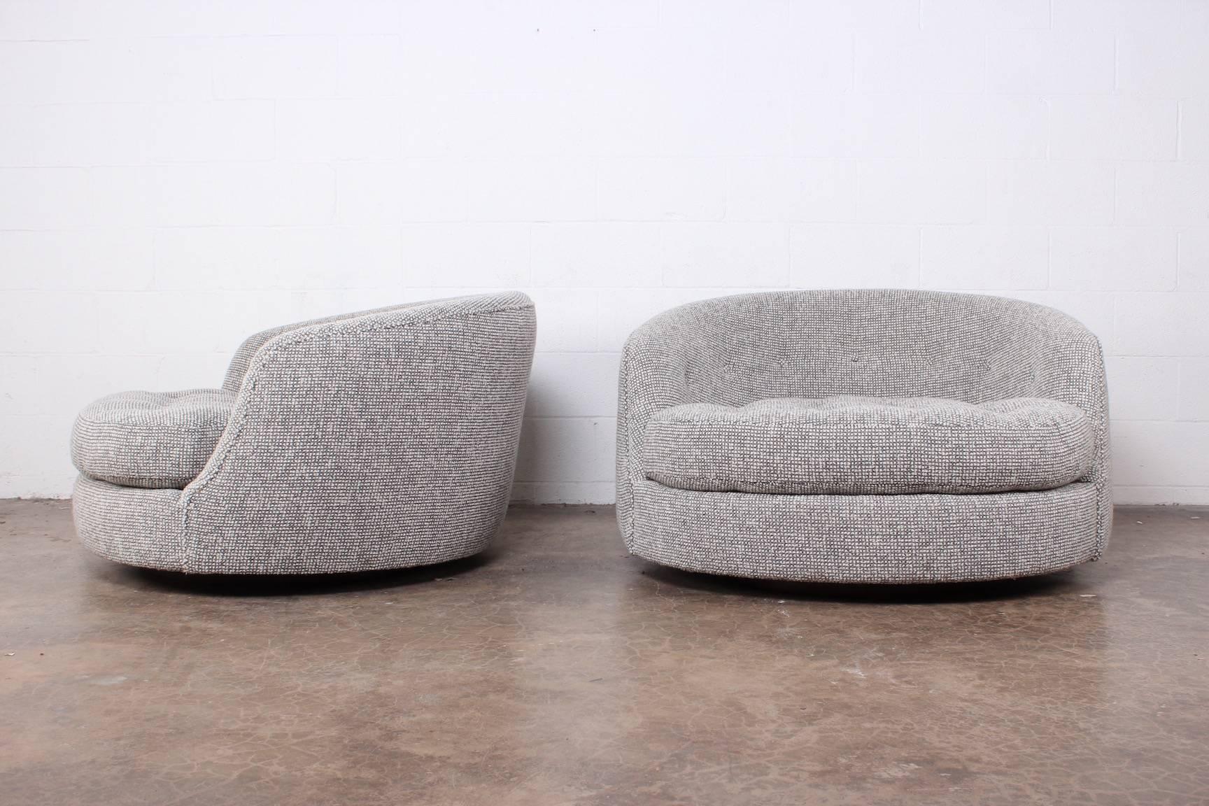 Mid-20th Century Large Pair of Swivel Chairs Designed by Milo Baughman
