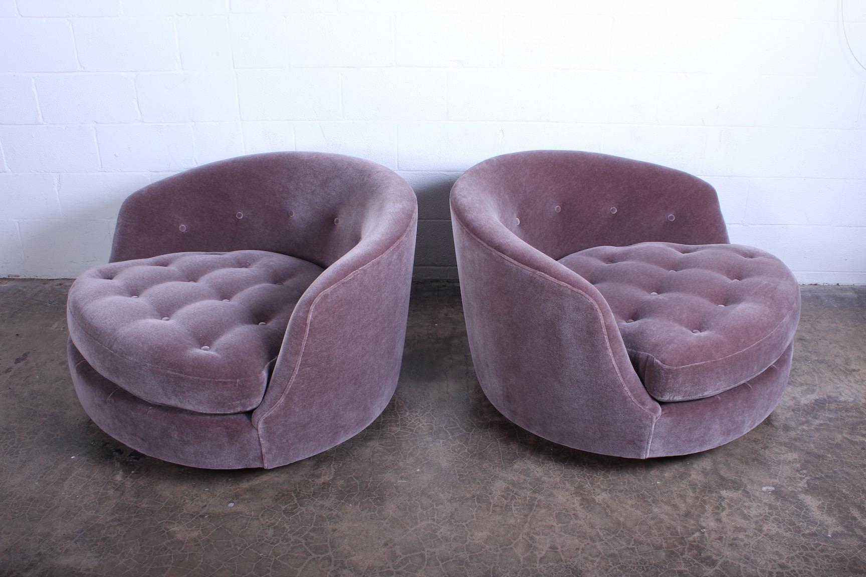 Mid-20th Century Large Pair of Swivel Chairs Designed by Milo Baughman