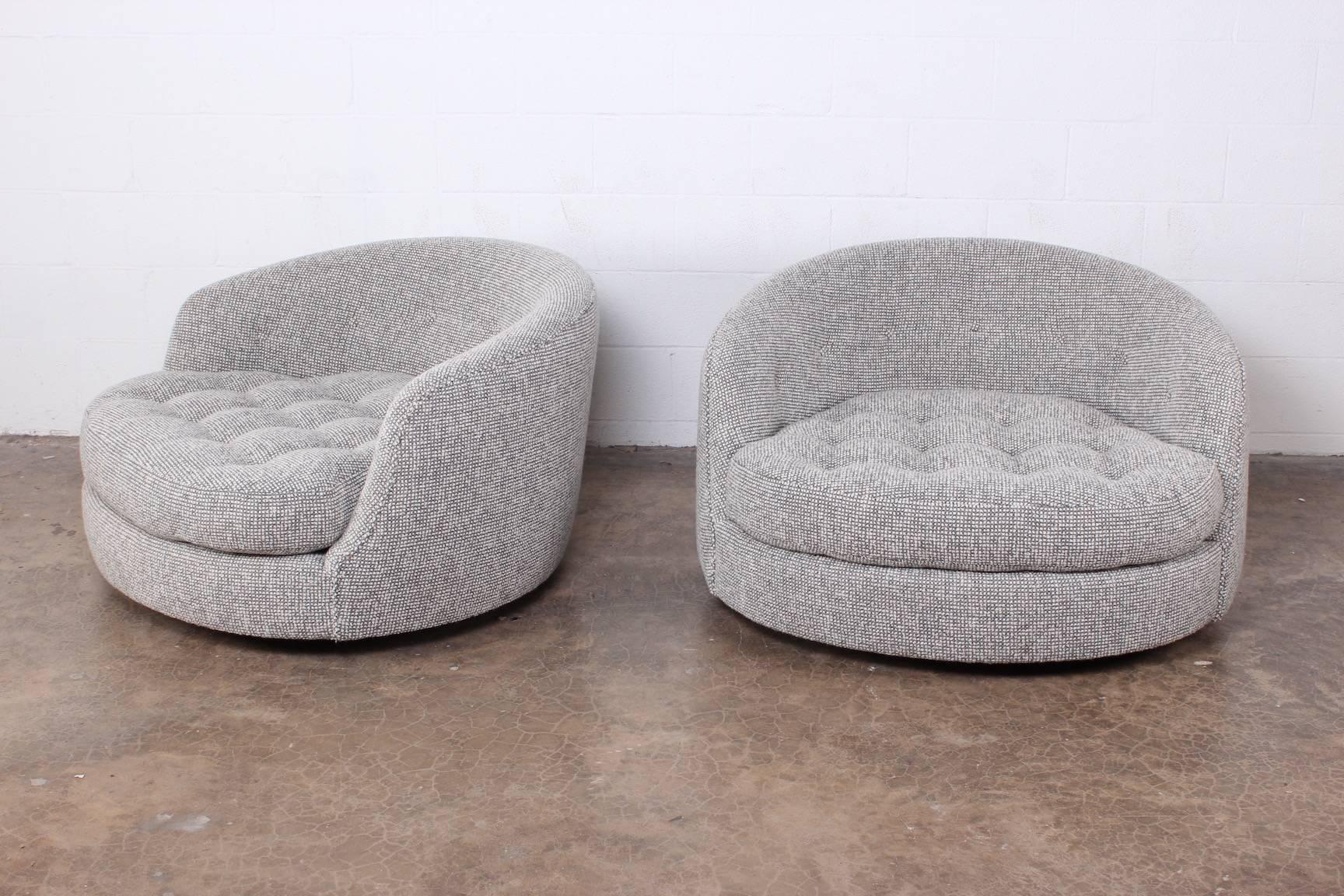 Large Pair of Swivel Chairs Designed by Milo Baughman 1