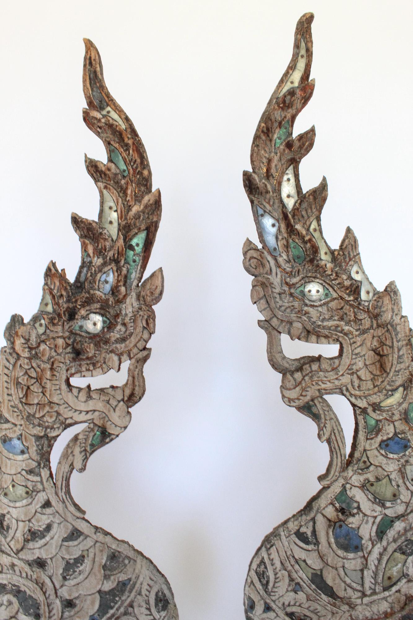 Style international Grande paire de sculptures thaïlandaises Naga sur socle en lucite, vers 1880 en vente