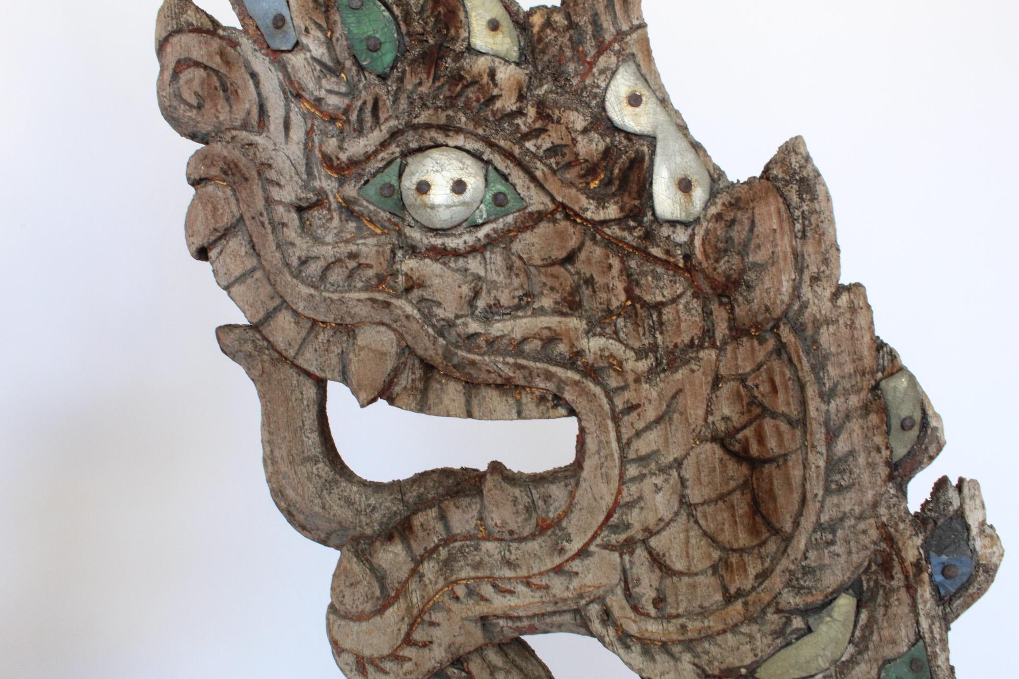 Sculpté à la main Grande paire de sculptures thaïlandaises Naga sur socle en lucite, vers 1880 en vente