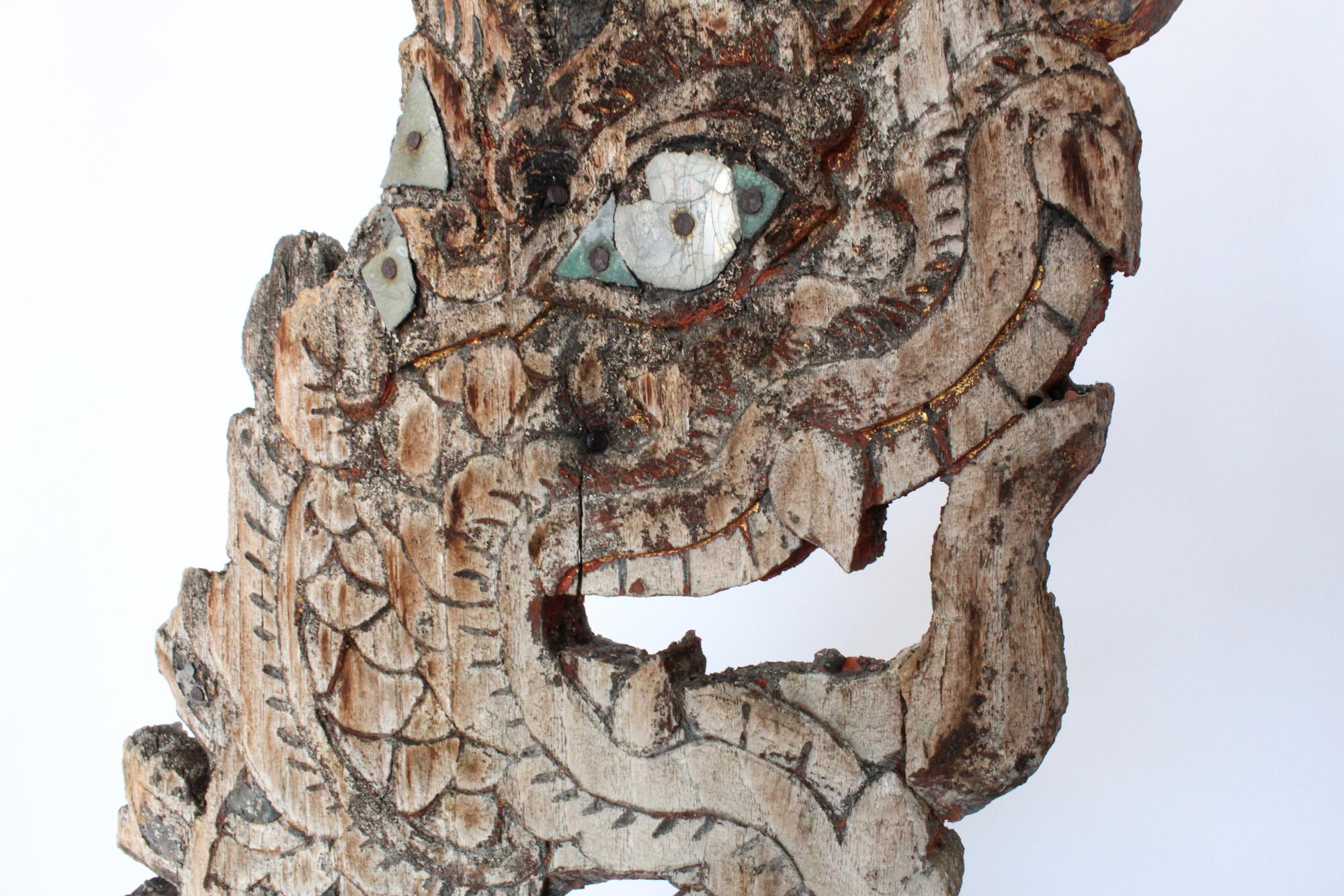 Grande paire de sculptures thaïlandaises Naga sur socle en lucite, vers 1880 État moyen - En vente à San Diego, CA