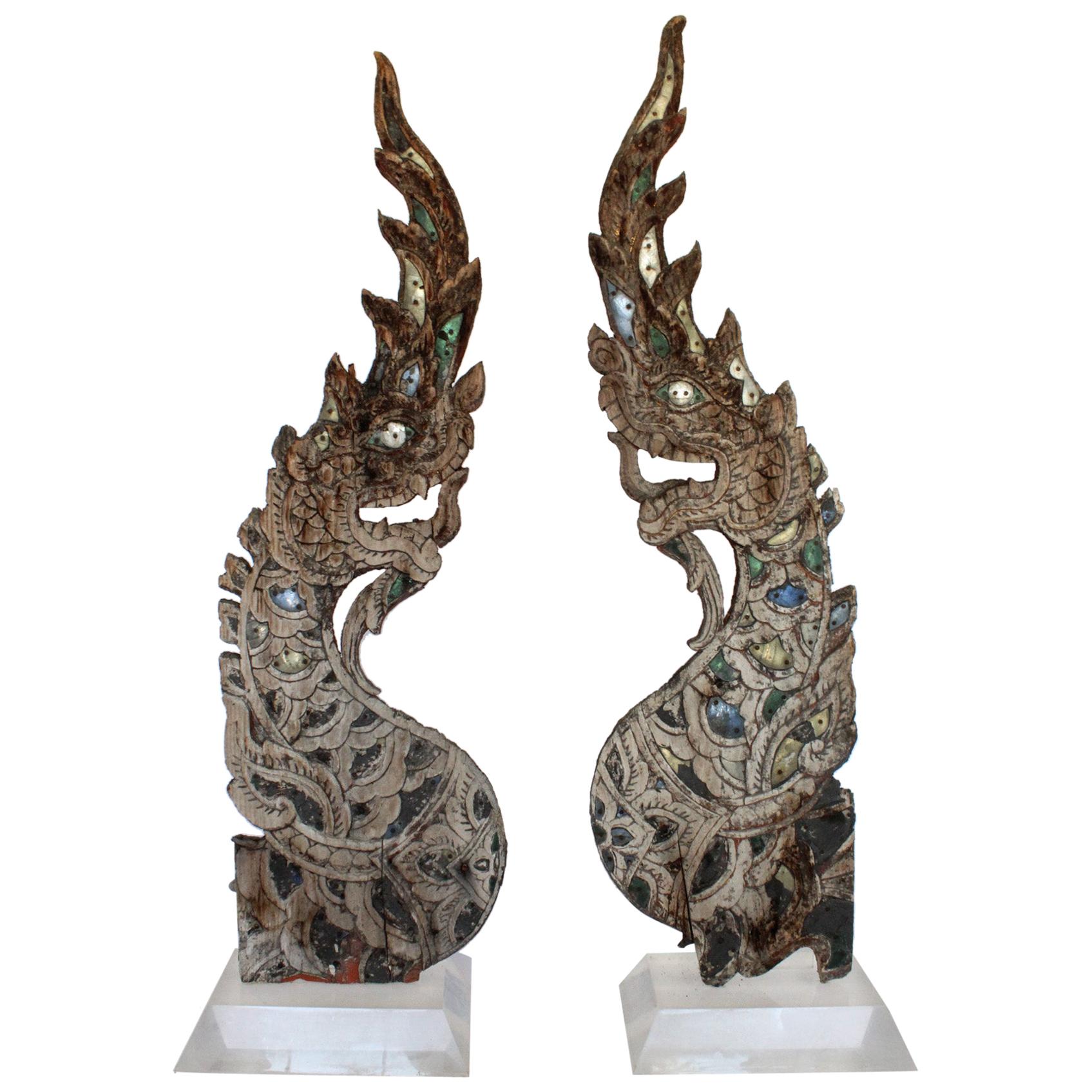 Großes Paar thailändische Naga-Skulpturen auf Lucite-Sockeln, um 1880 im Angebot