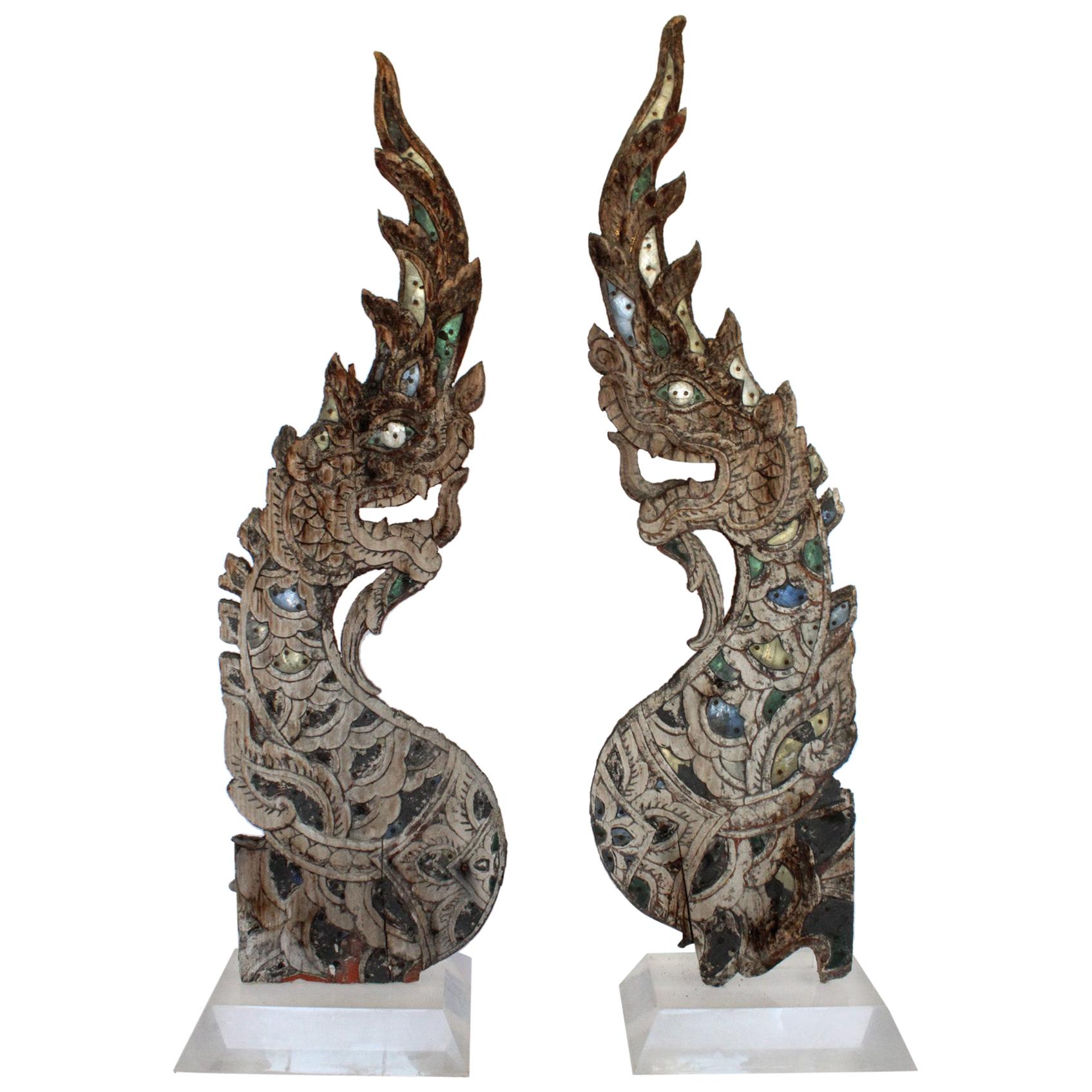 Grande paire de sculptures thaïlandaises Naga sur socle en lucite, vers 1880