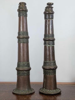 Großes Paar tibetischer Dungchen-Langhörner, Kupfer und Messing, Anfang 20.