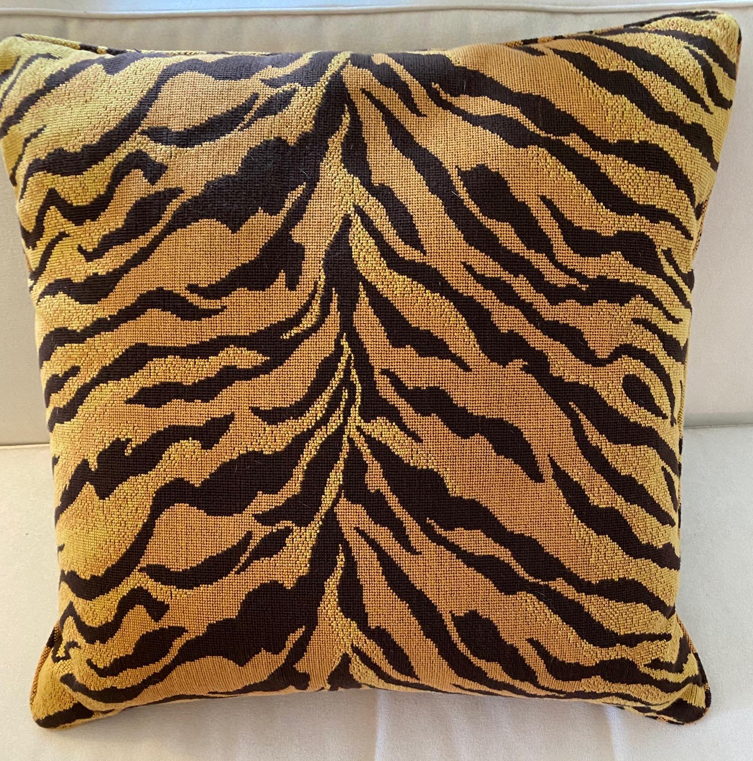 Large and decorative pair of tiger cushions.
Measures: 24