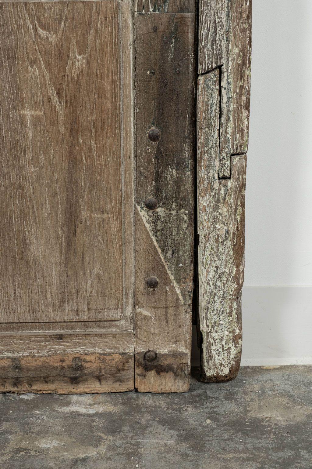 Großes Paar Türen mit Querbalken im Stil Louis XV: Außentüren aus der Régence-Periode, handgeschnitzt in Eiche mit originalem Querbalken. Datiert auf die erste Hälfte des 18. Jahrhunderts. Diese Türen und Oberlichter gehörten ursprünglich zu einem