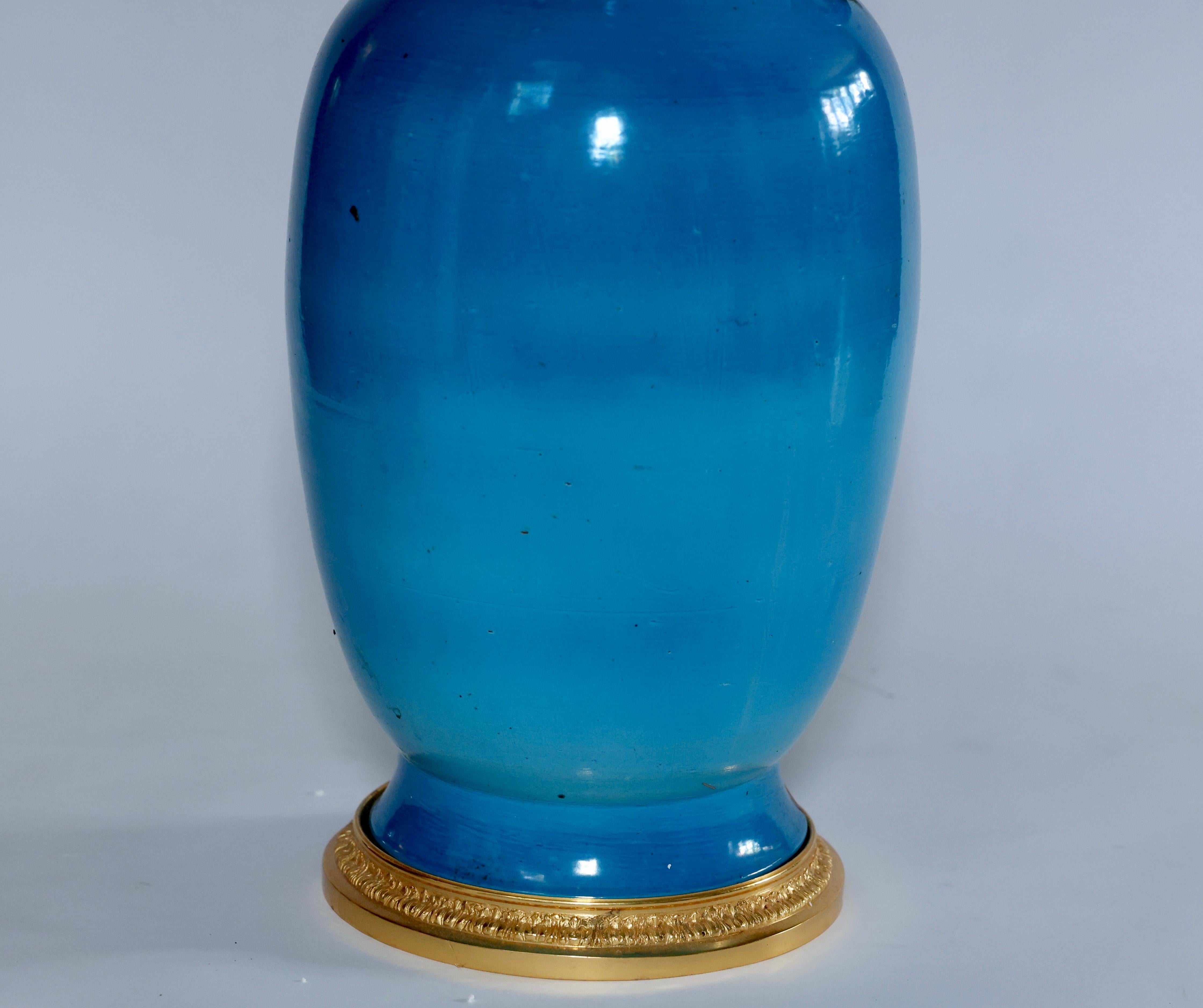 Grande paire de lampes en porcelaine bleu turquoise  Excellent état - En vente à New York, NY
