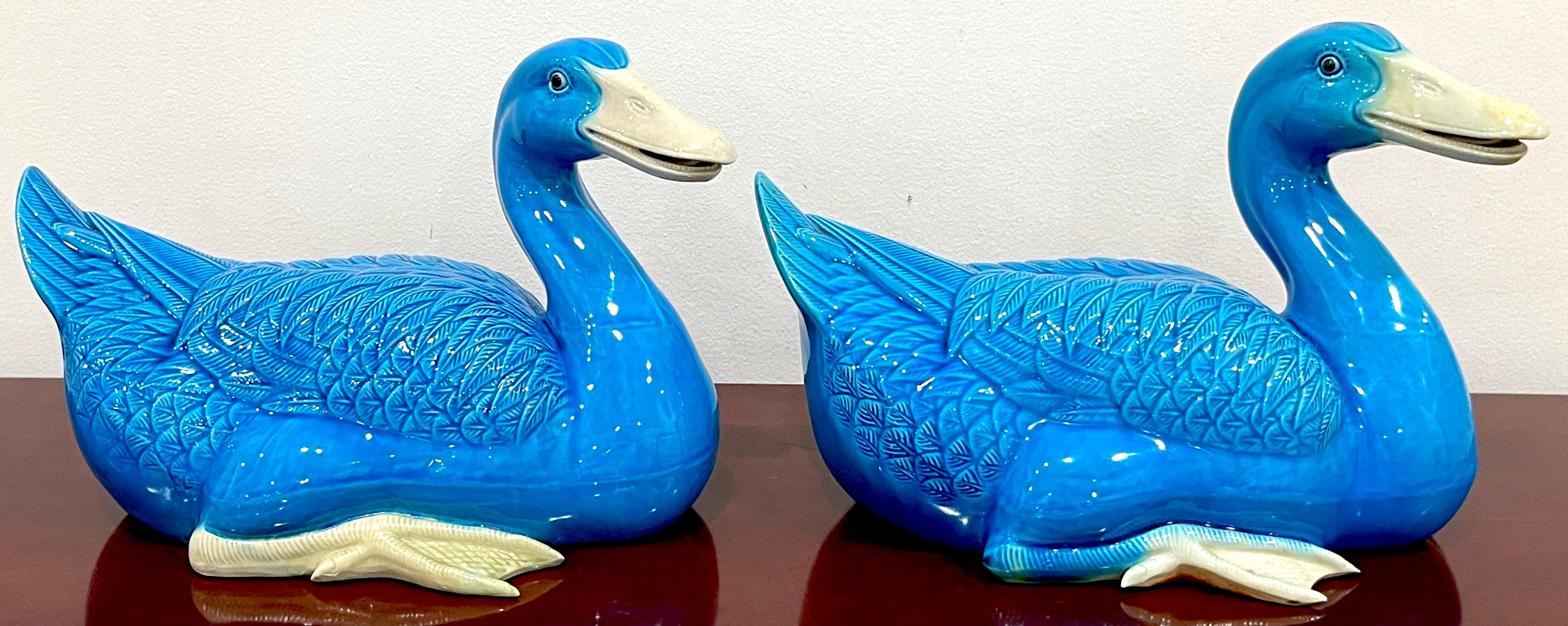 Exportation chinoise Grande paire d'exportations chinoises turquoise représentant des canards assis en vente