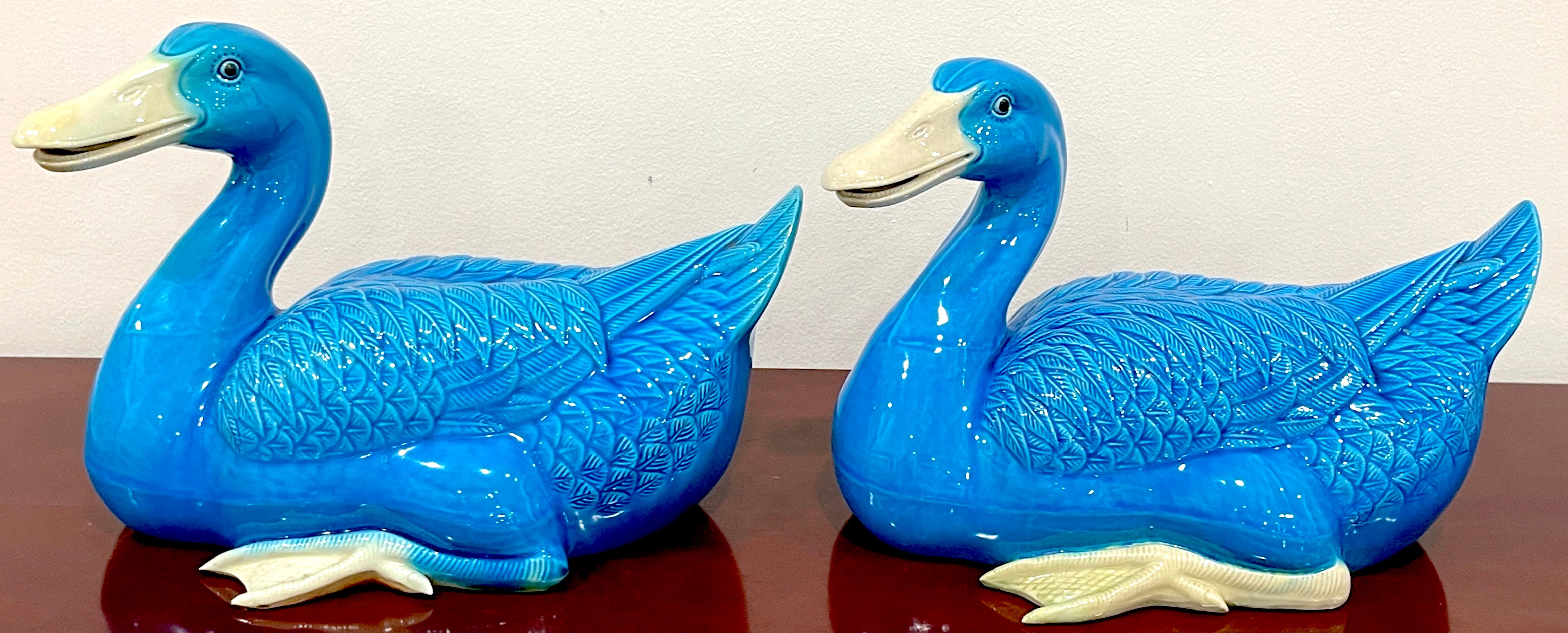 Chinois Grande paire d'exportations chinoises turquoise représentant des canards assis en vente