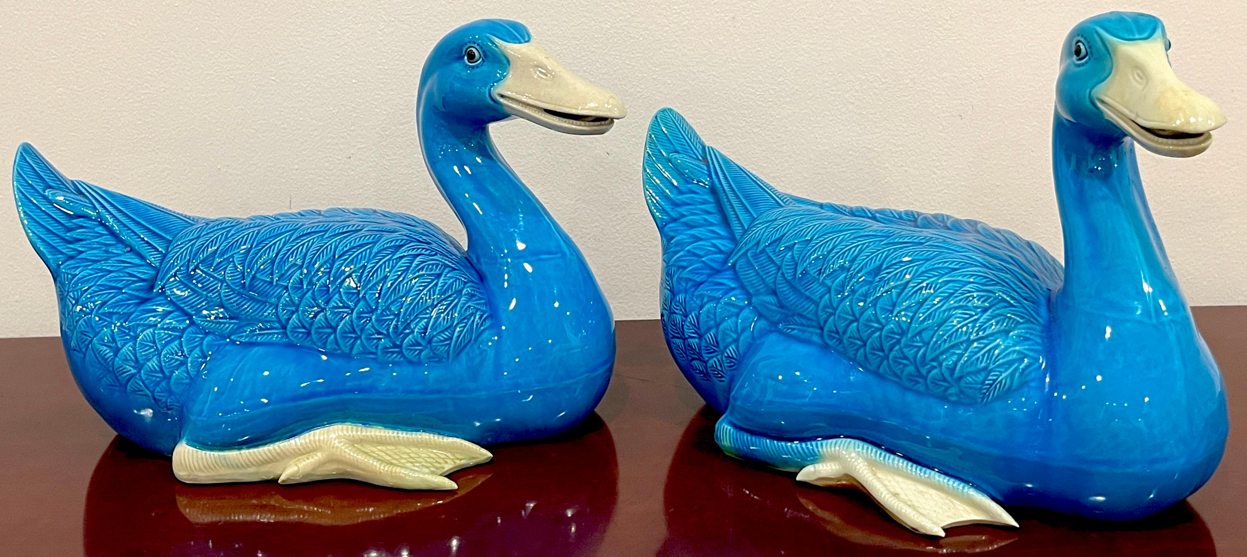 Émaillé Grande paire d'exportations chinoises turquoise représentant des canards assis en vente