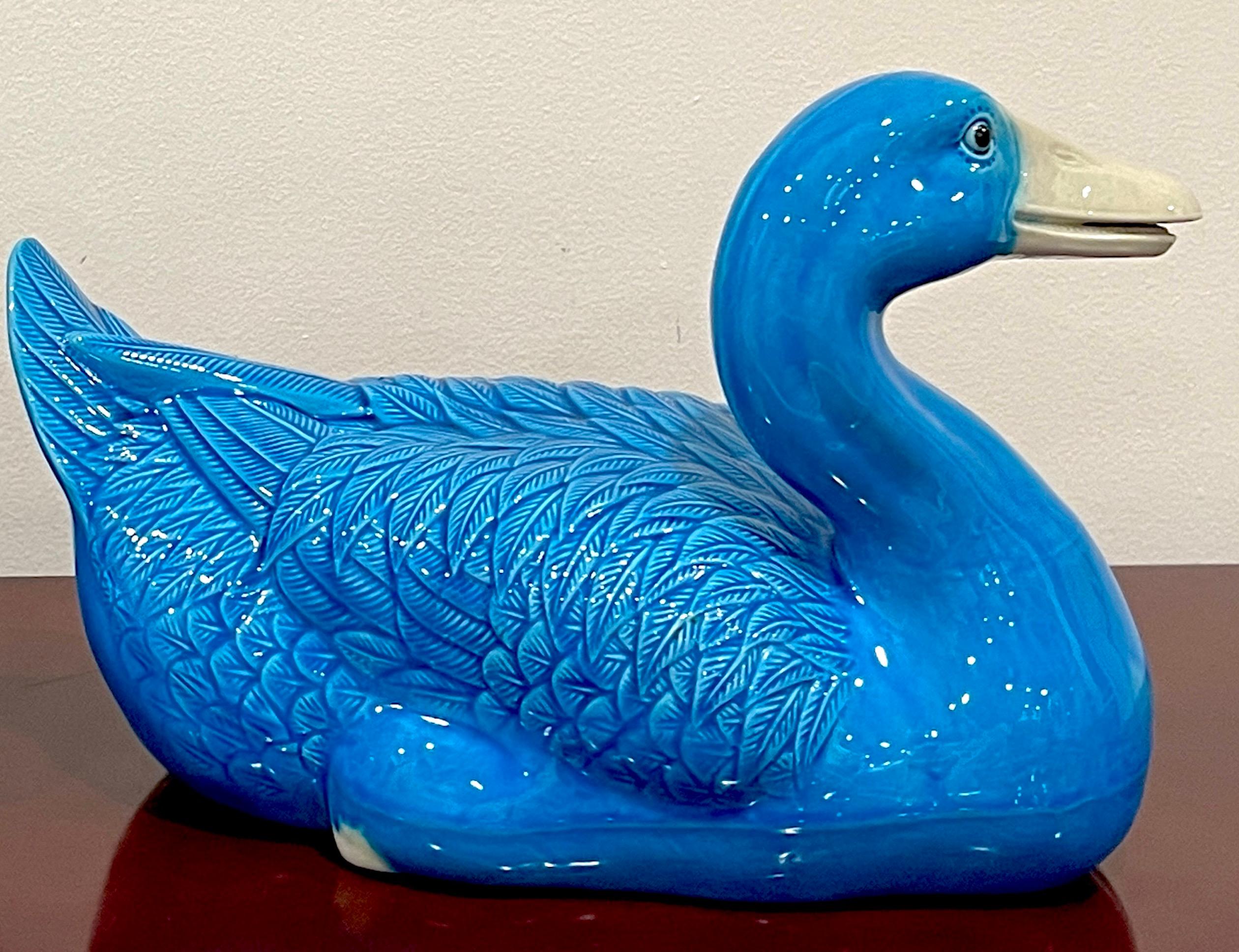 20ième siècle Grande paire d'exportations chinoises turquoise représentant des canards assis en vente