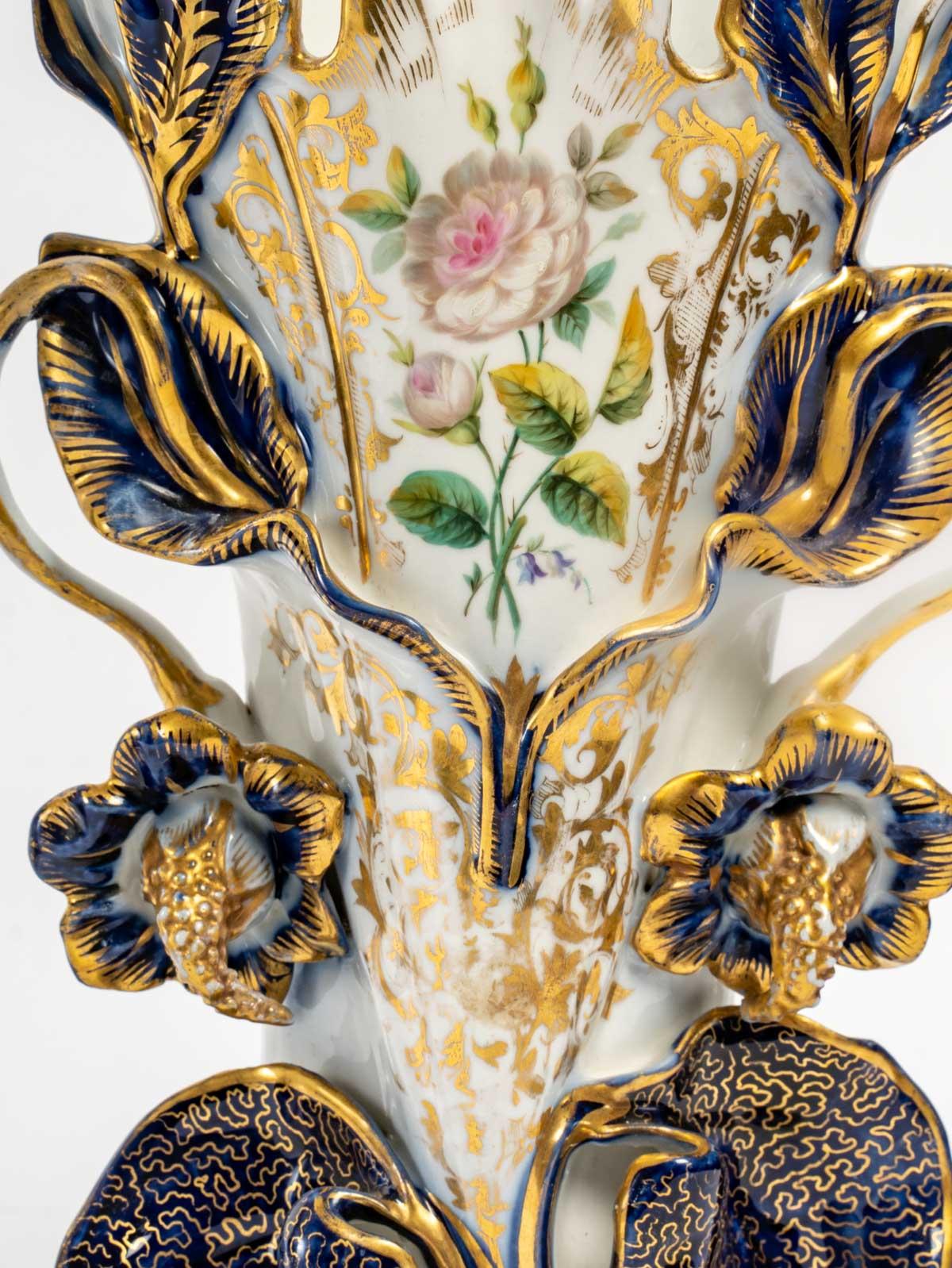 Large pair of Valentine Porcelain vases, 19th century, 1880.
Measures: H: 40 cm, W: 22 cm, D: 17 cm.