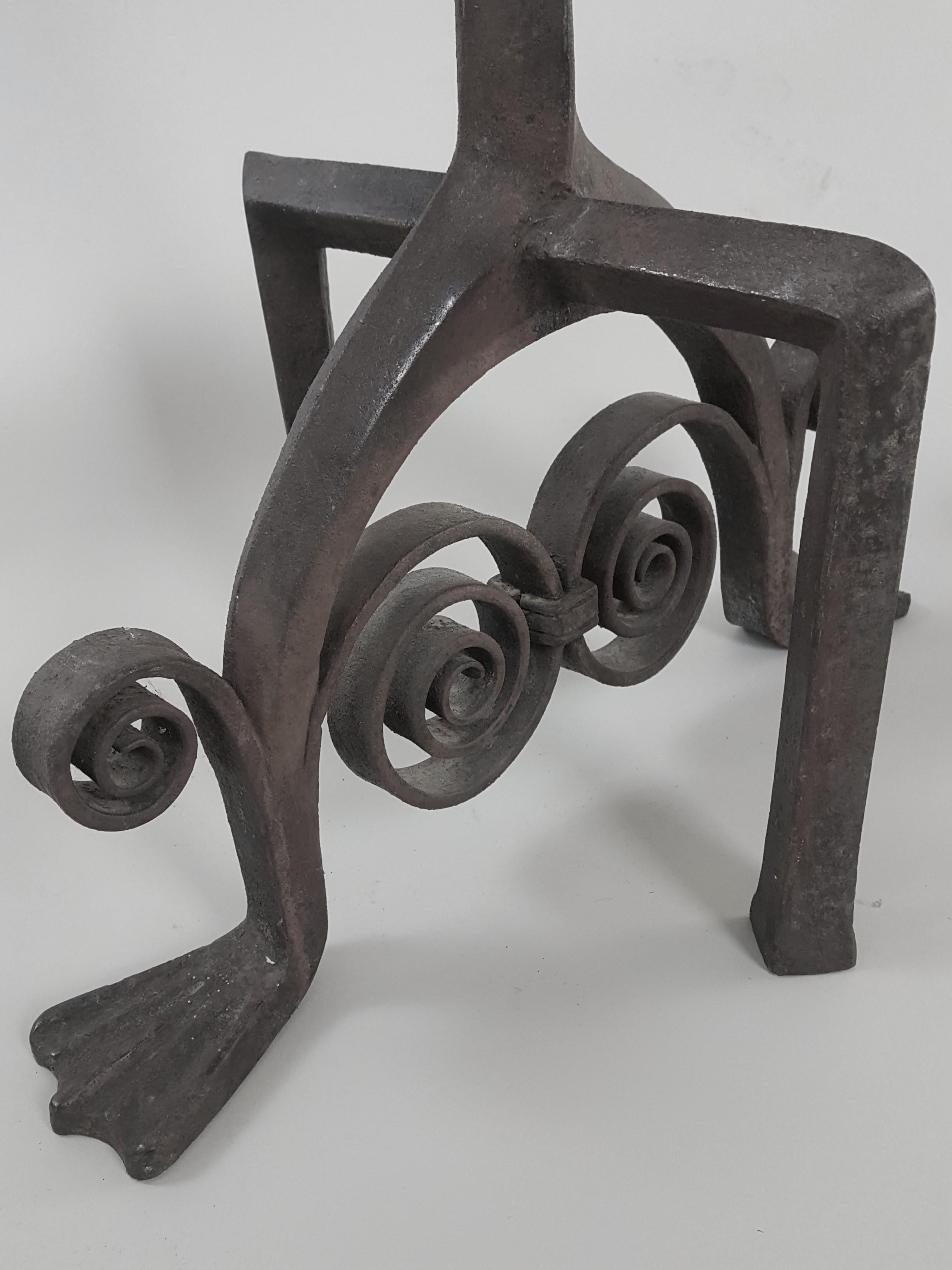 Ungewöhnliche große Paar von Hand geschmiedetem Eisen und Stahl Arts & Crafts  Andirons in gutem Originalzustand. Sie stammen aus dem späten 19. Jahrhundert und sind ganz im Sinne der Architekten des Aesthetic Movement oder des Arts & Crafts