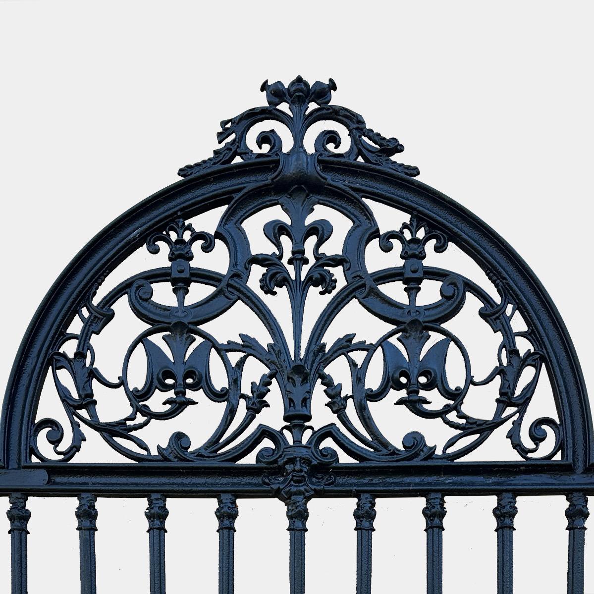  Large Pair Of Victorian Cast Iron Drive Way Gates By Yates Haywood & Co England In Good Condition For Sale In London, GB
