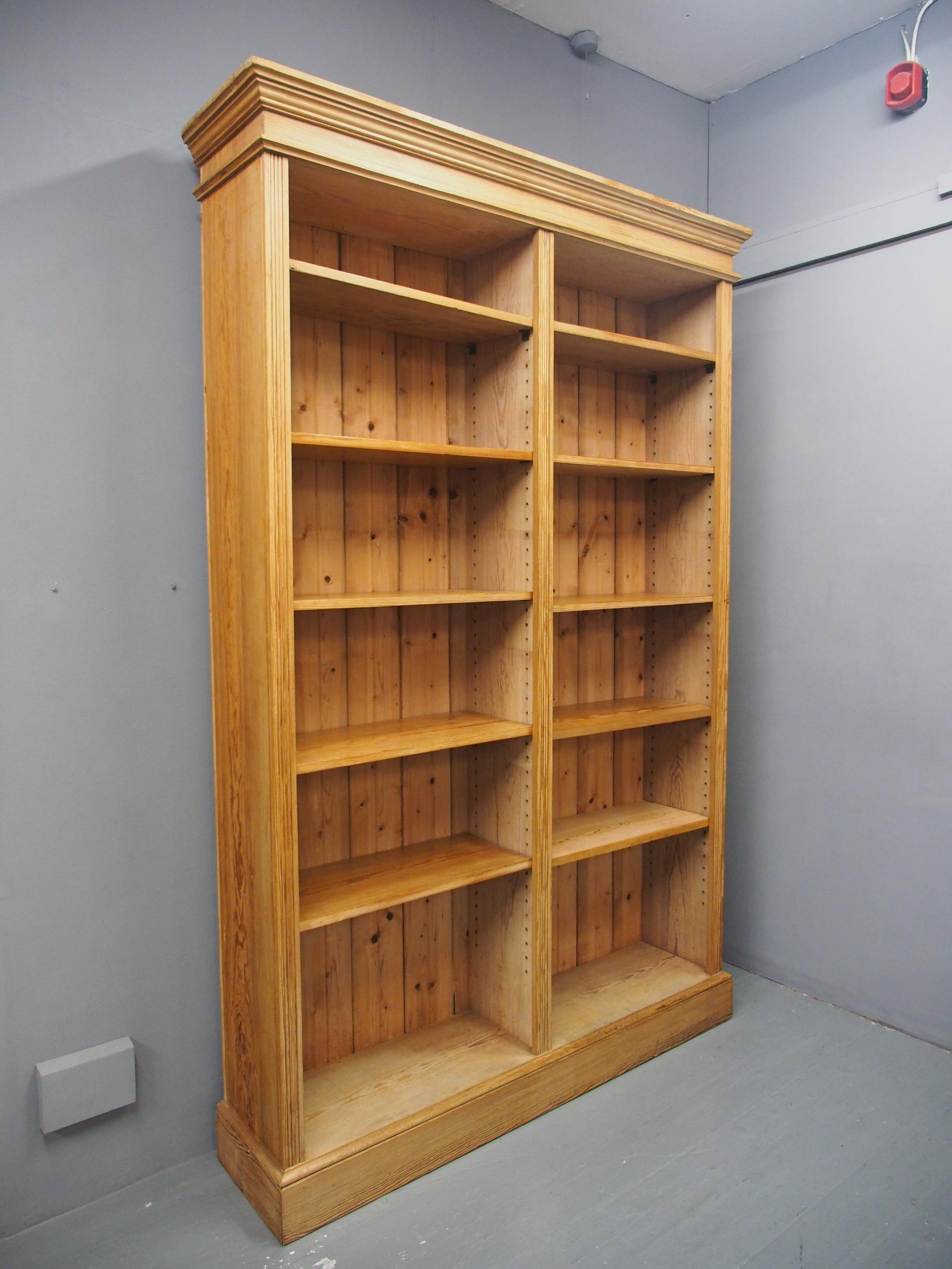 Large Pair of Victorian Pitch Pine Open Bookcases In Good Condition For Sale In Edinburgh, GB