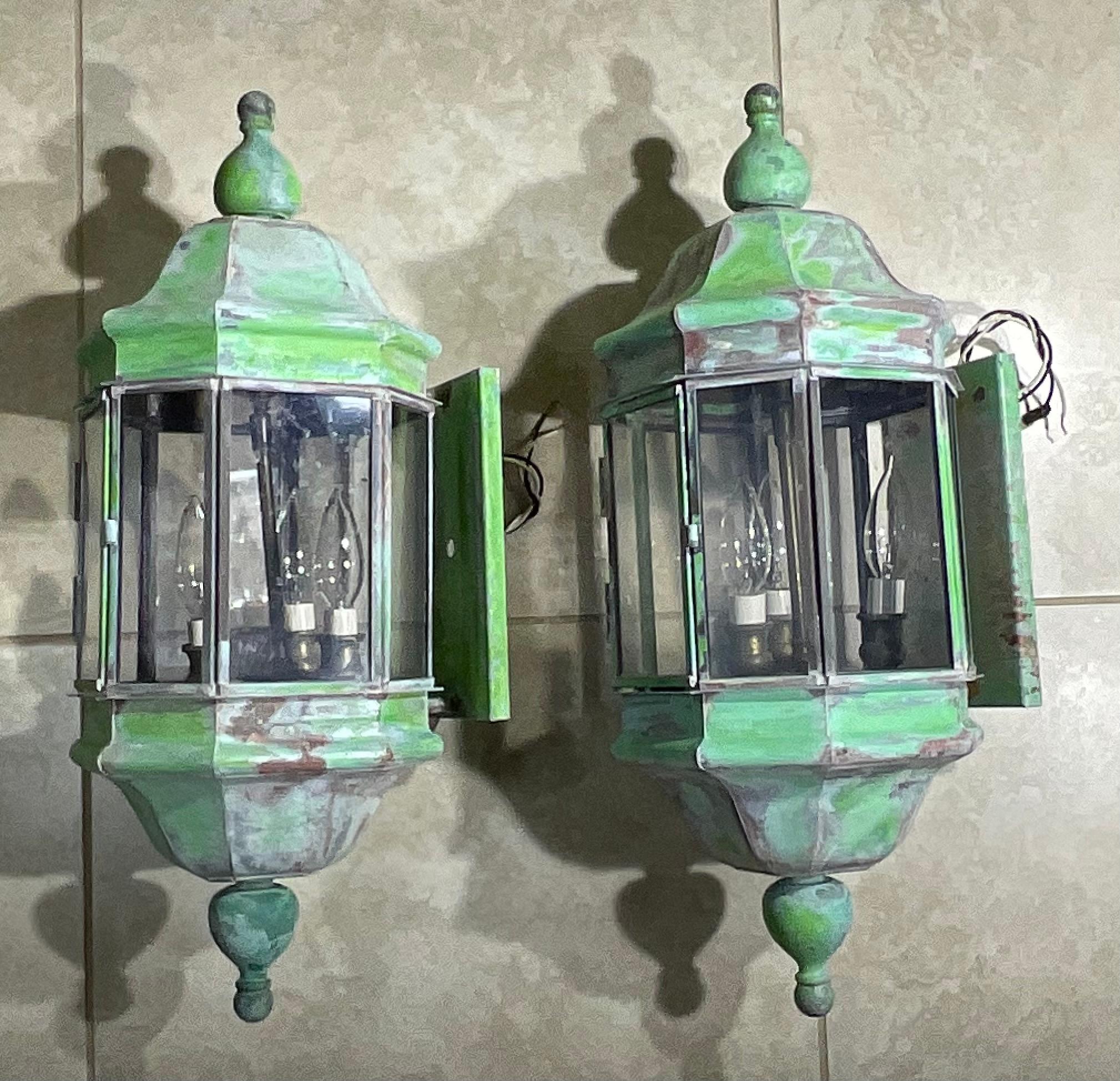 Large Pair of Vintage Handcrafted Wall-Mounted Solid Brass Lantern For Sale 1
