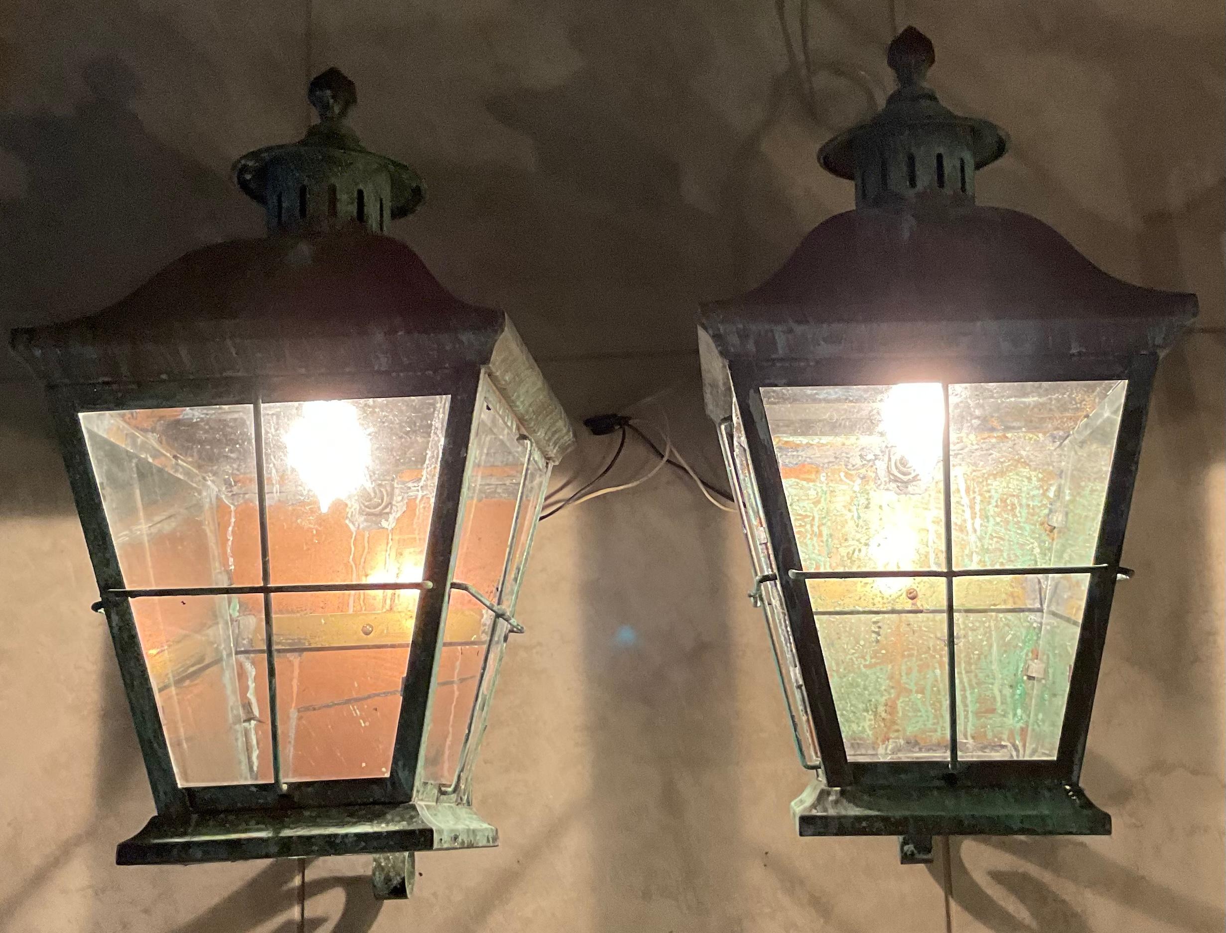 Large Pair of Vintage Handcrafted Wall-Mounted Solid Copper and  Brass Lantern In Good Condition In Delray Beach, FL