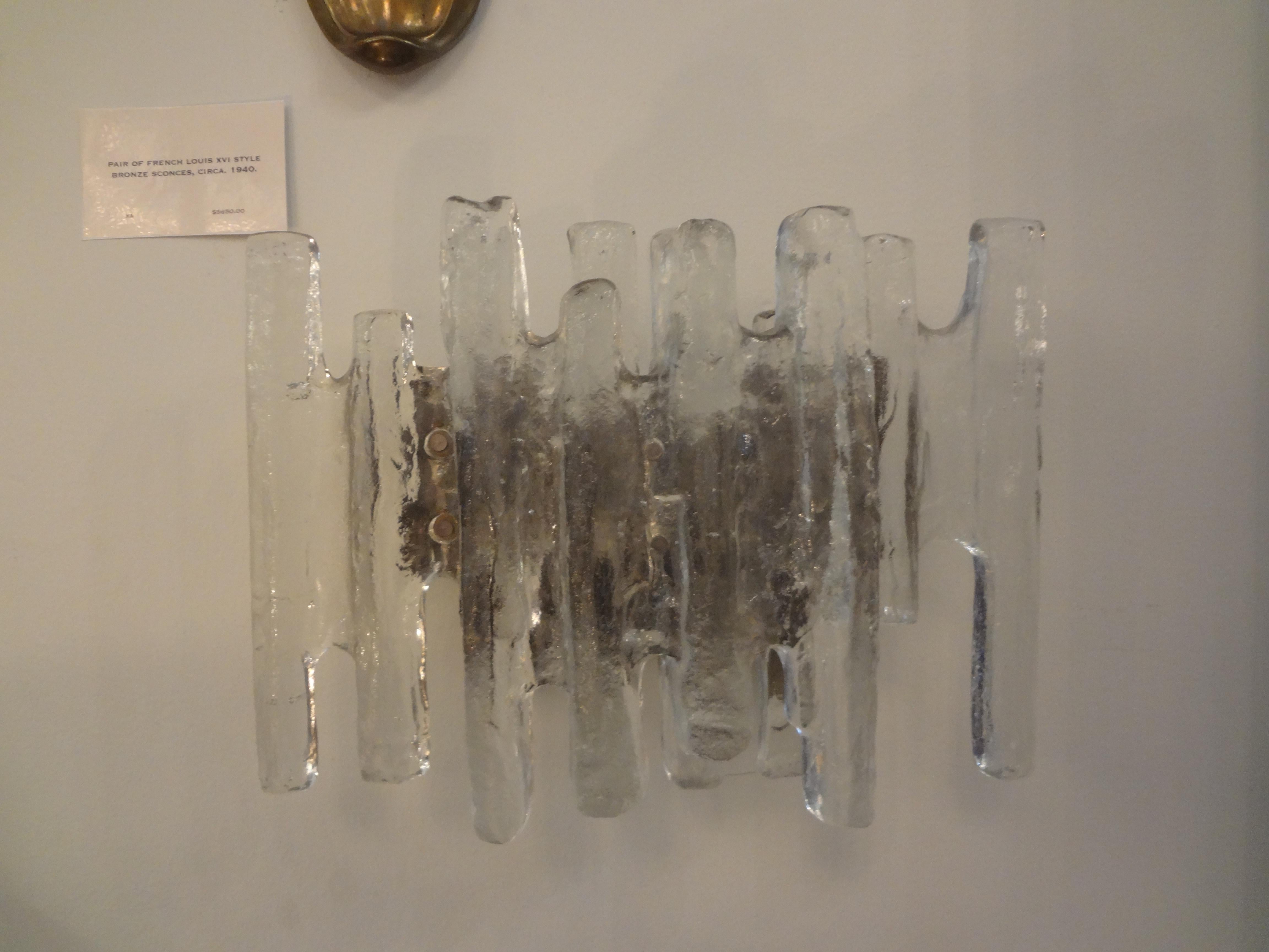 Mid-Century Modern Grande paire d'appliques vintage Kalmar en verre « Ice Block » en vente