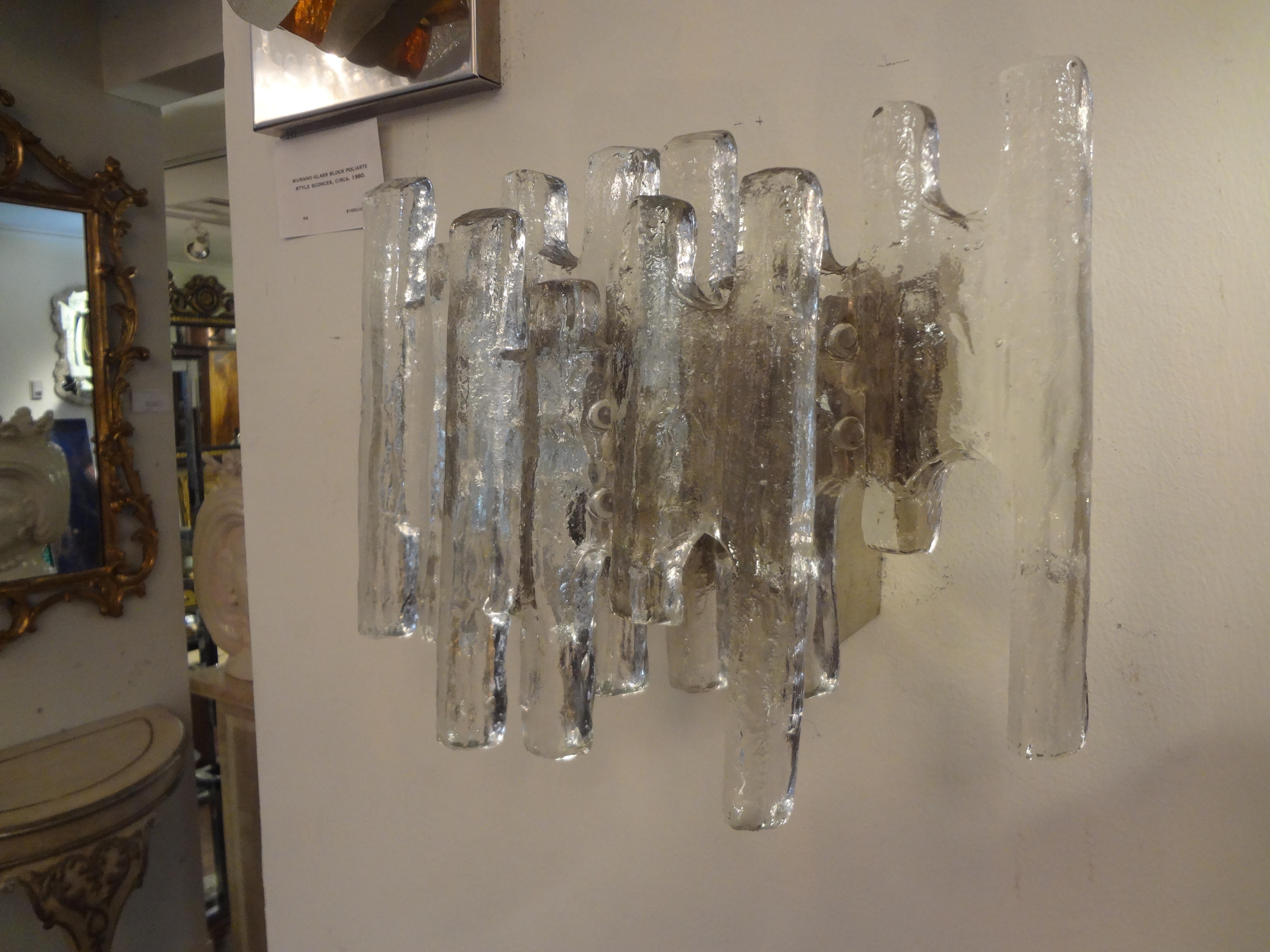 Grande paire d'appliques vintage Kalmar en verre « Ice Block » en vente 1